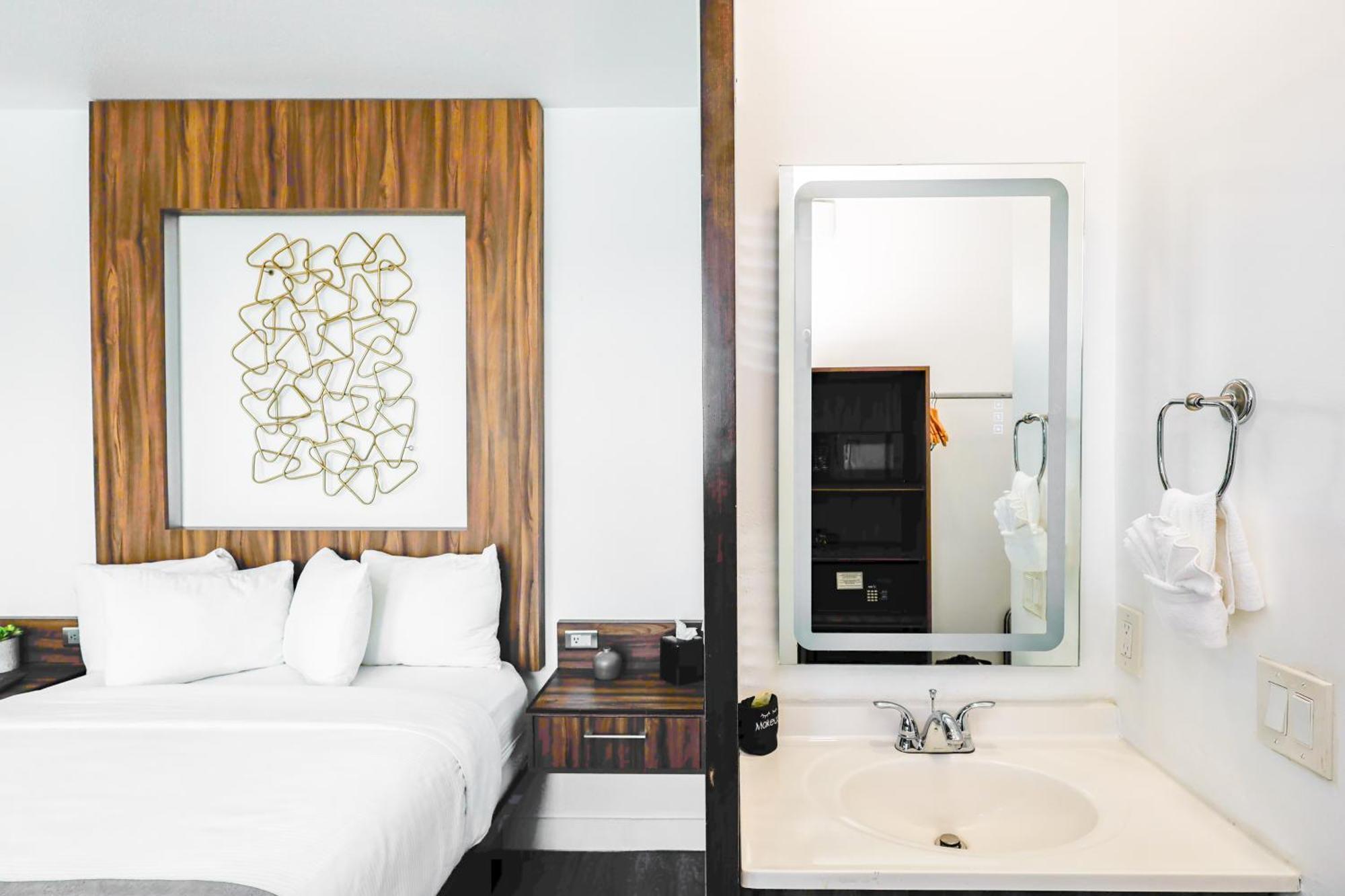 Deluxe Queen Room