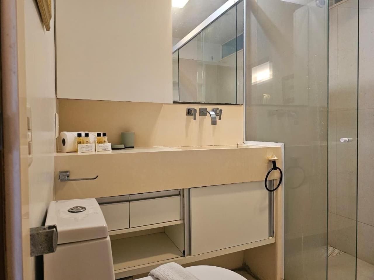 Deluxe One-Bedroom Apartment