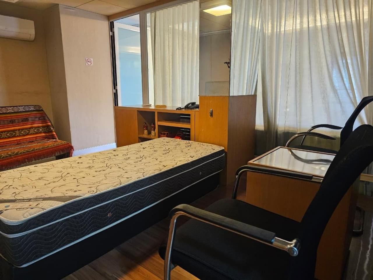 Deluxe One-Bedroom Apartment