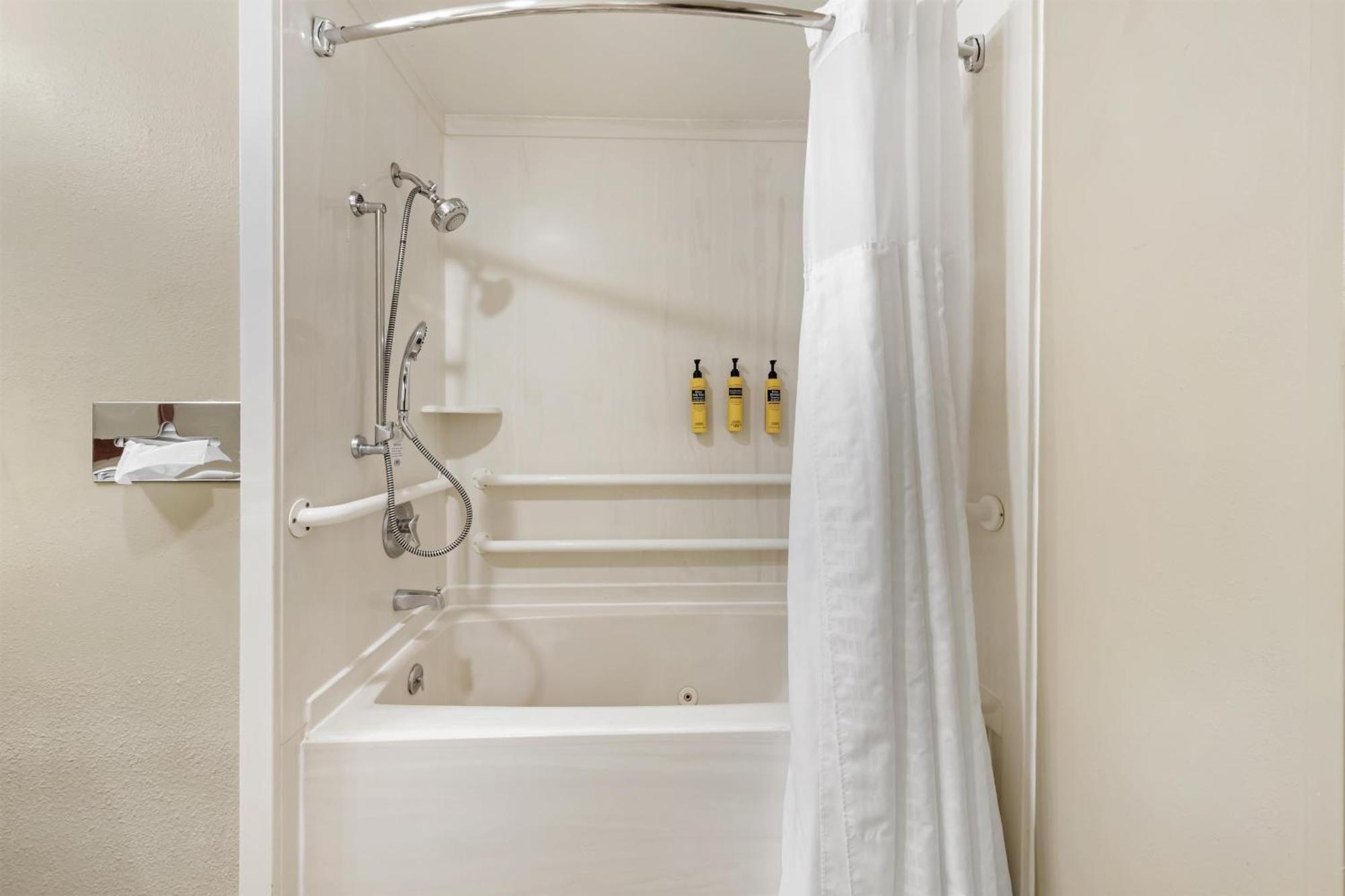 Queen Room Jetted Tub Pet Friendly Disability Access or Non-Smoking