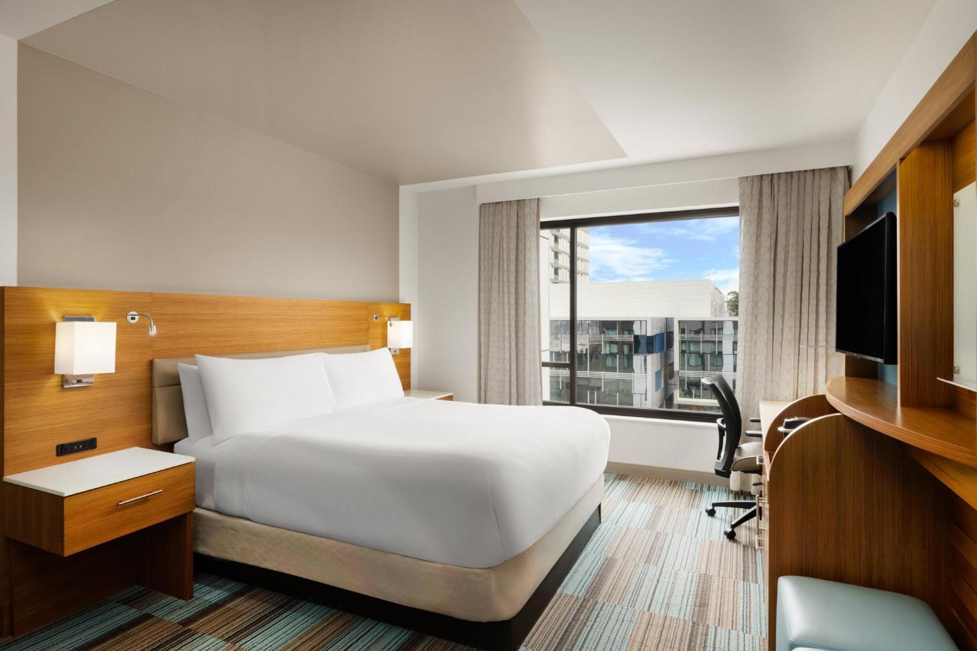 King Room Hearing Accessible or Non-Smoking