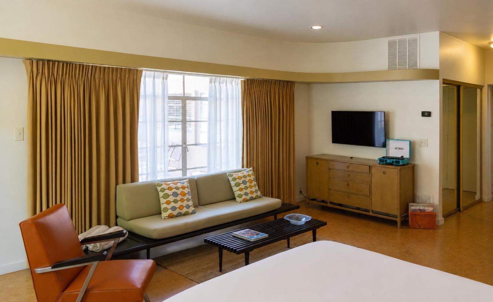 King Suite Pool View