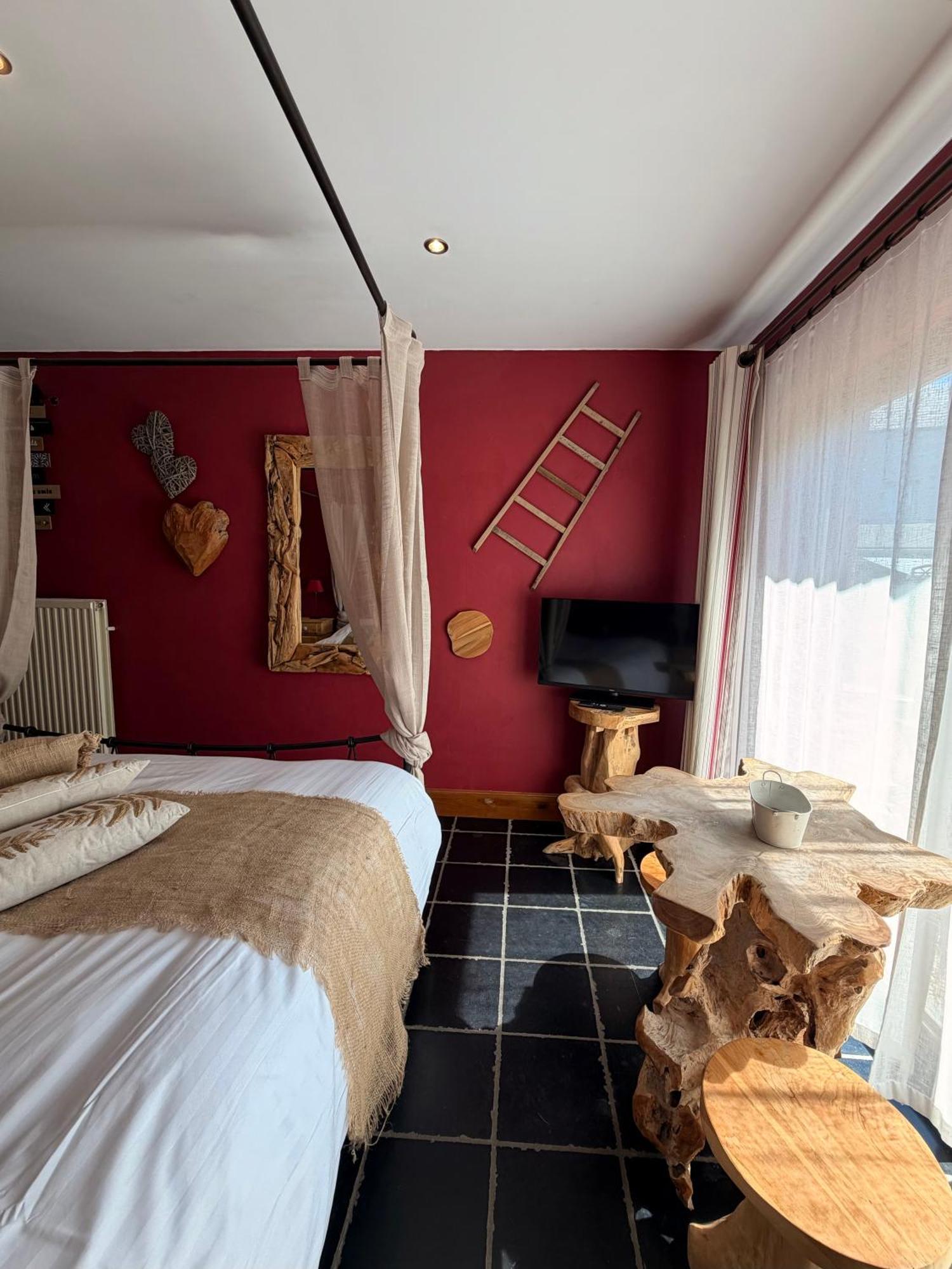 Deluxe Double Room Shower