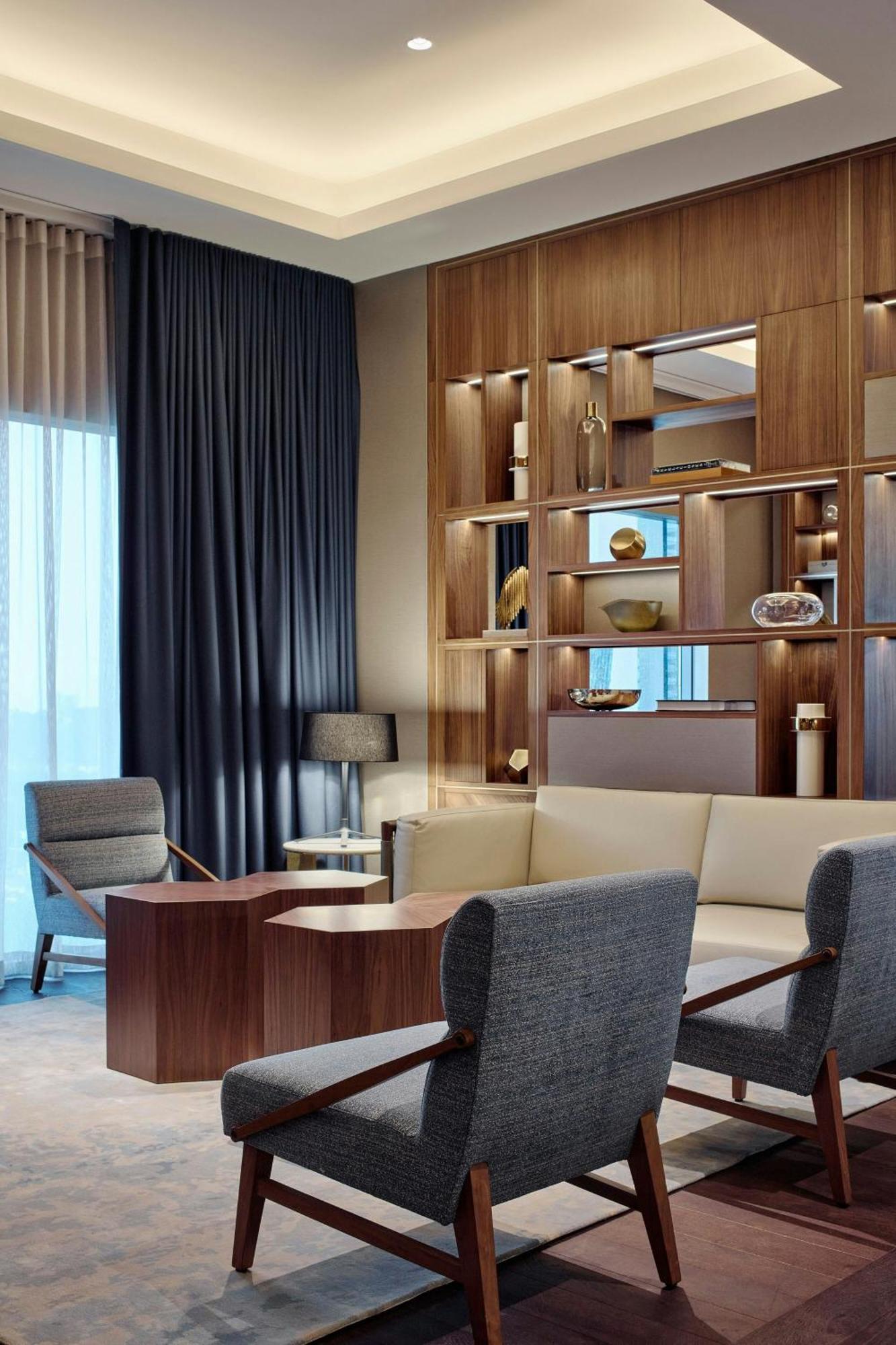 Concierge level Deluxe Guest room 1 King