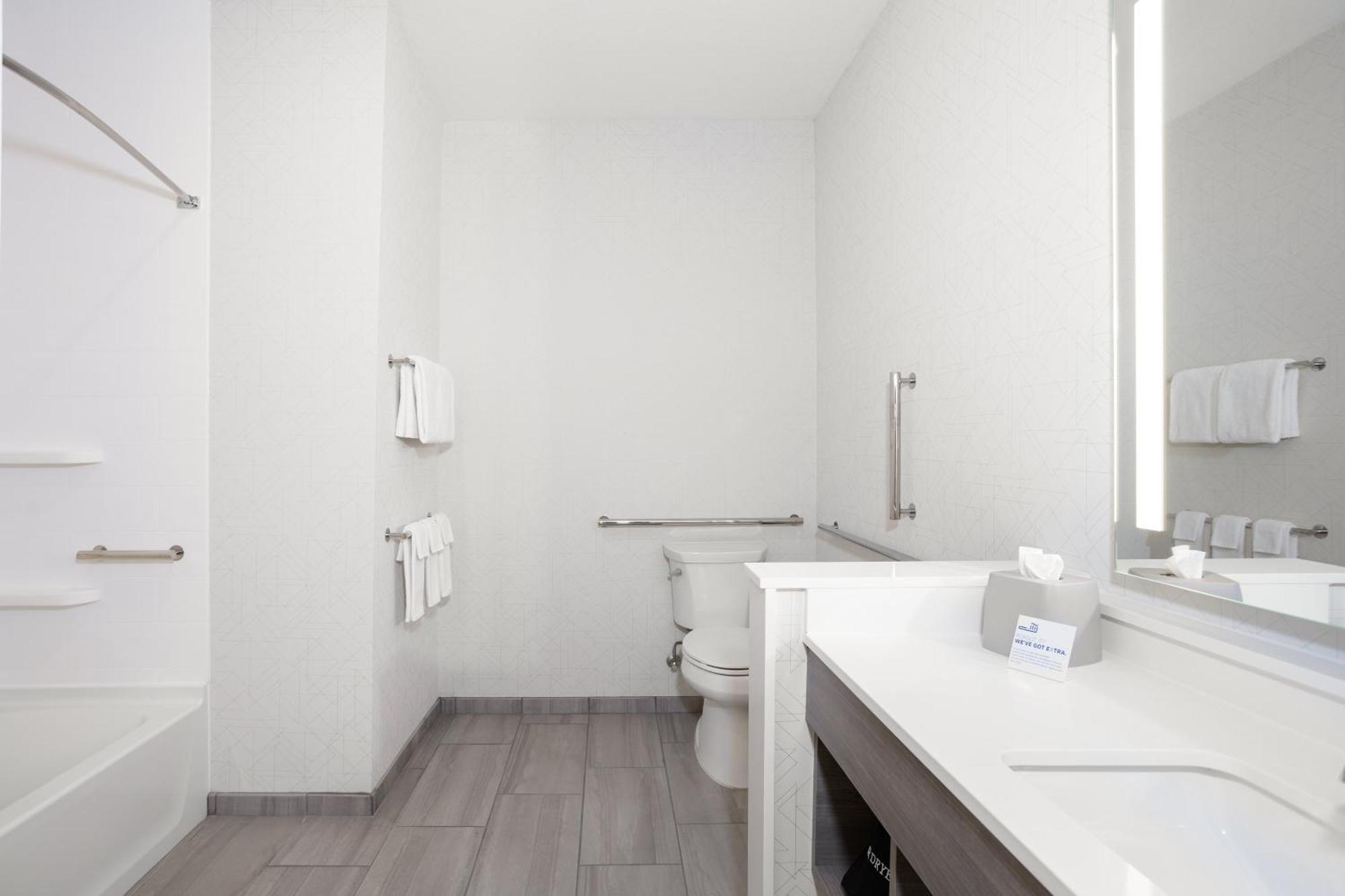 Deluxe King Room Hearing Accessible Trans Shower Non-Smoking