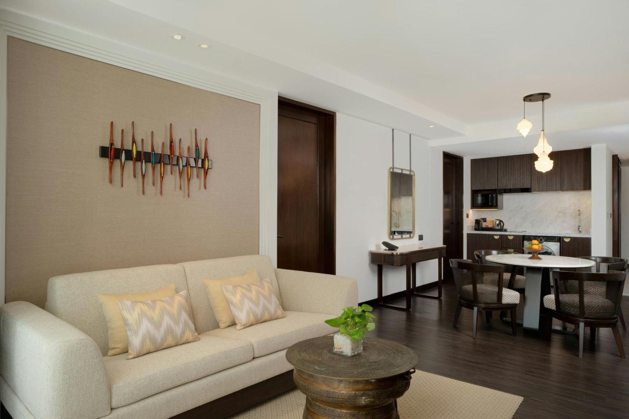 Two-Bedroom Apartment King Bed Two Twin Beds