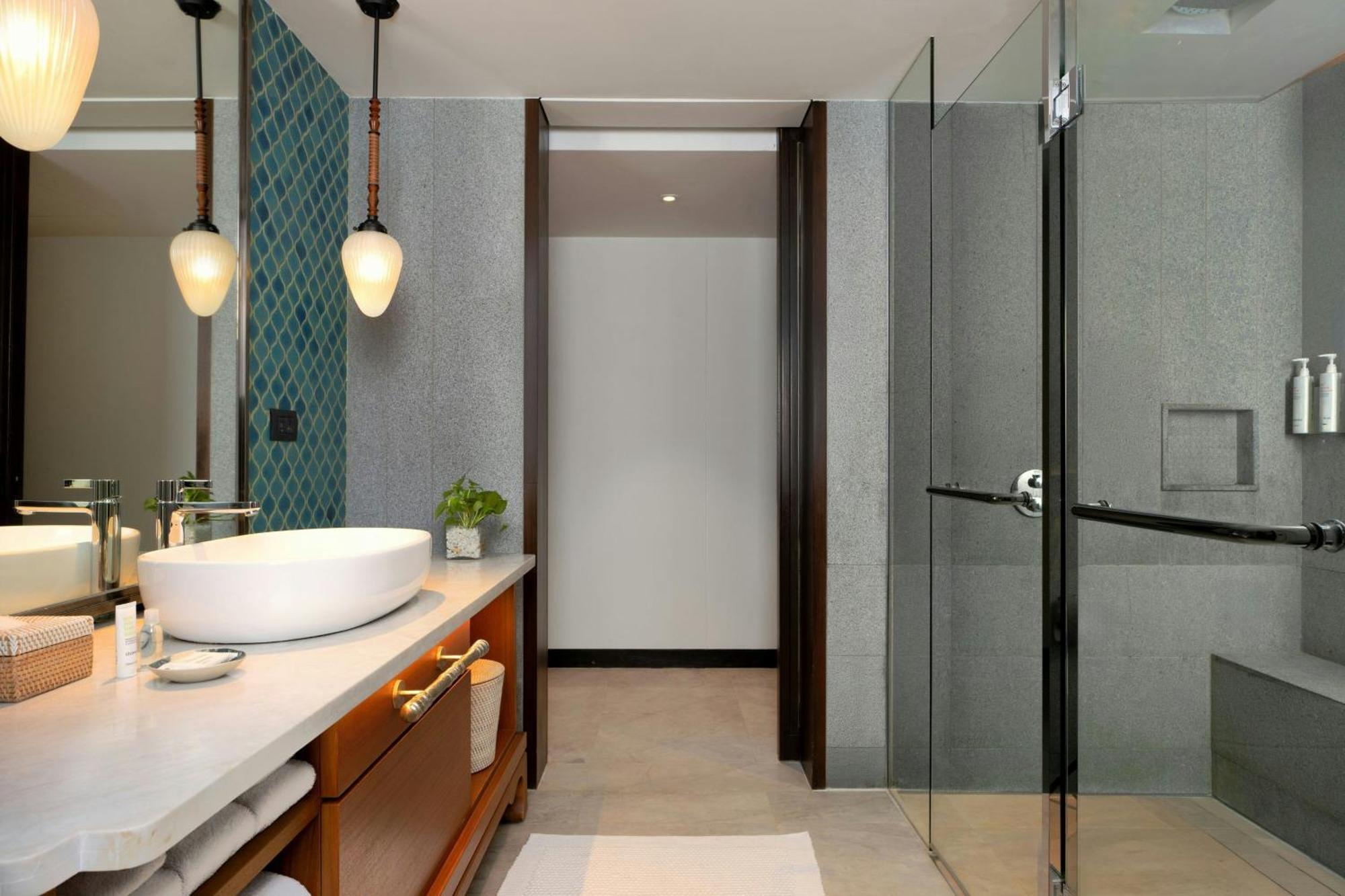 Two-Bedroom Apartment One King Bed Two Twin Beds