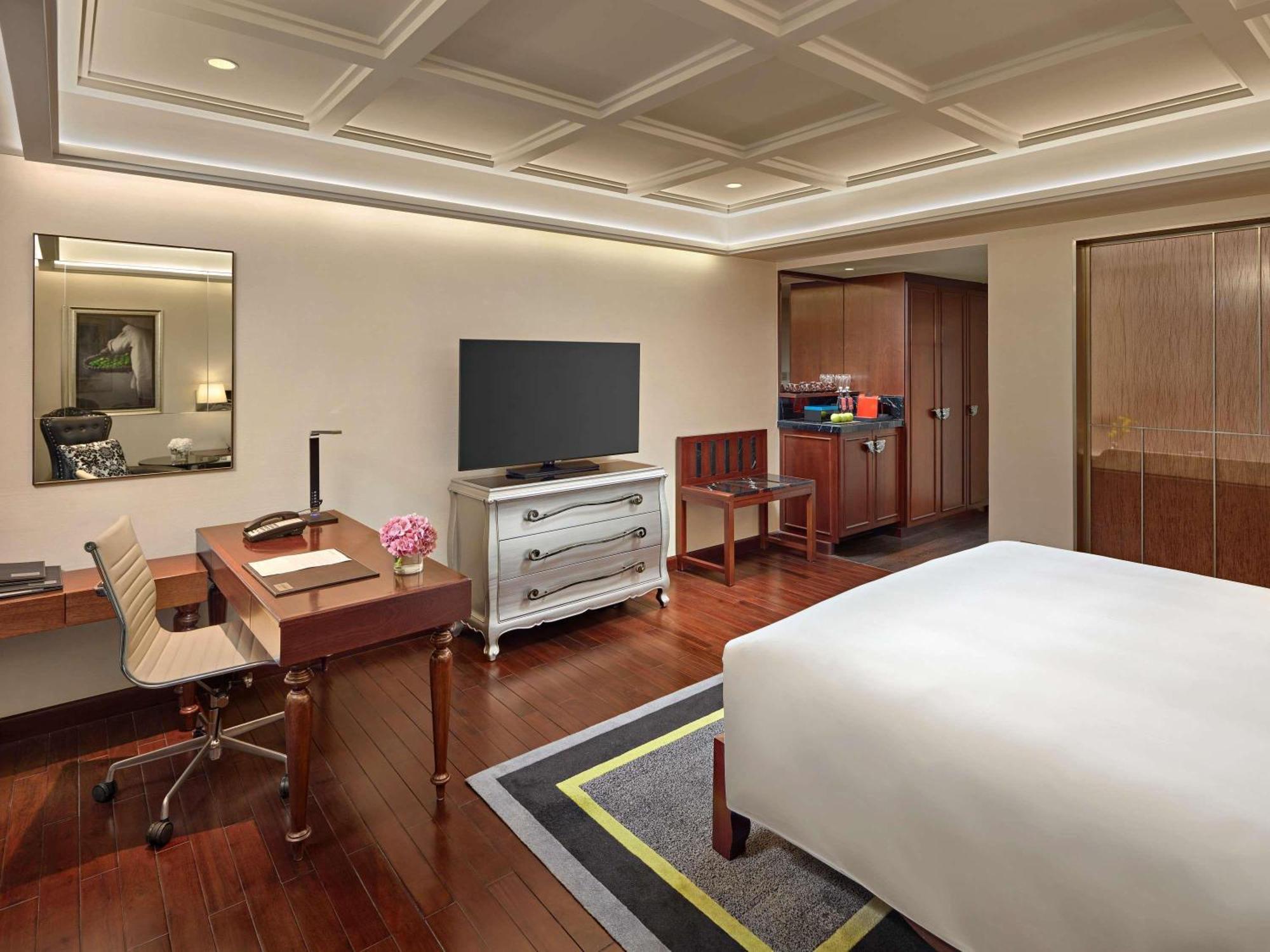 Deluxe King Room Complimentary daily chocolate hour 5-6pm