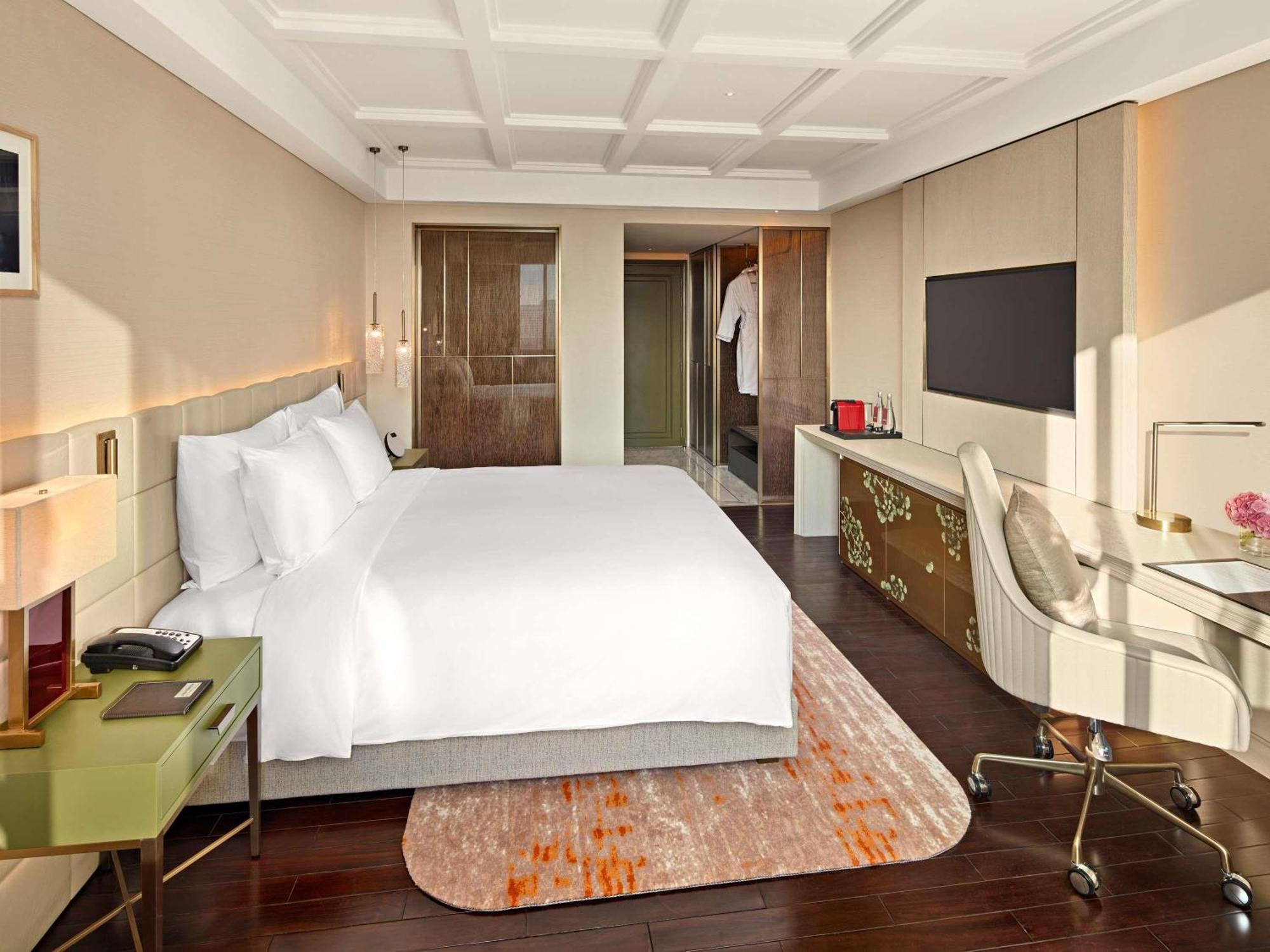 Executive King Room Lounge Access High Floor Complimentary daily chocolate hour 5-6pm