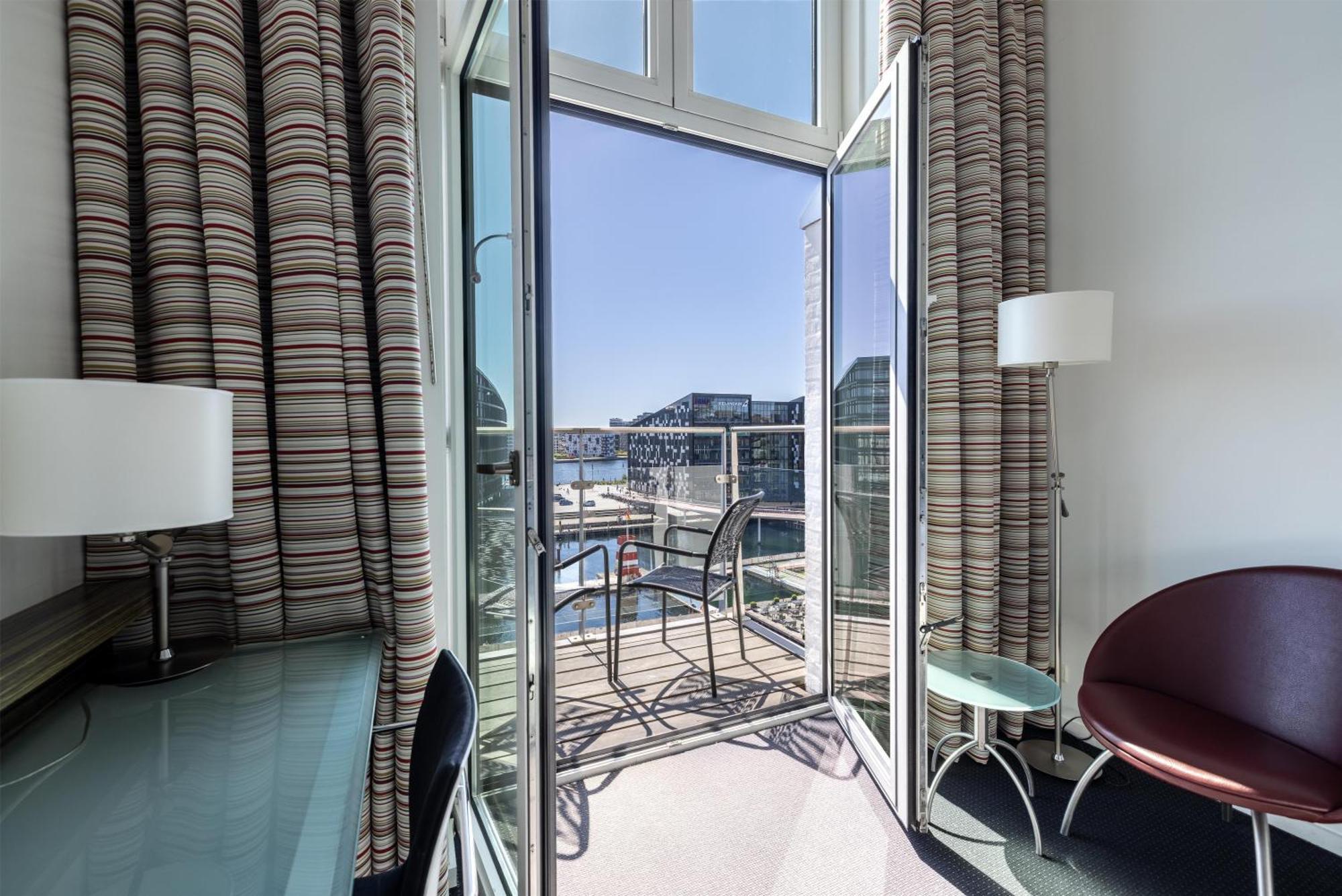 Executive w or Balcony Canal View & Lounge