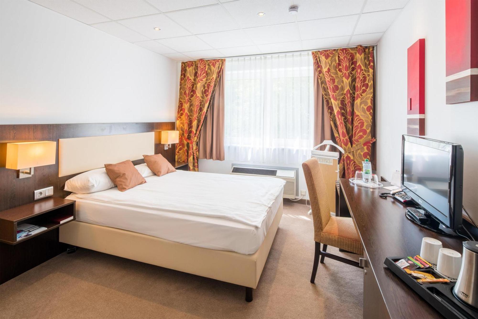 Queen Room Queen Bed