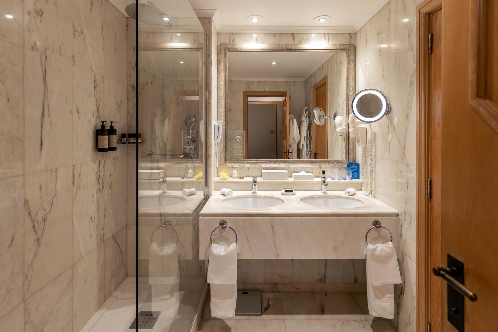 Double or Twin Room Sea View