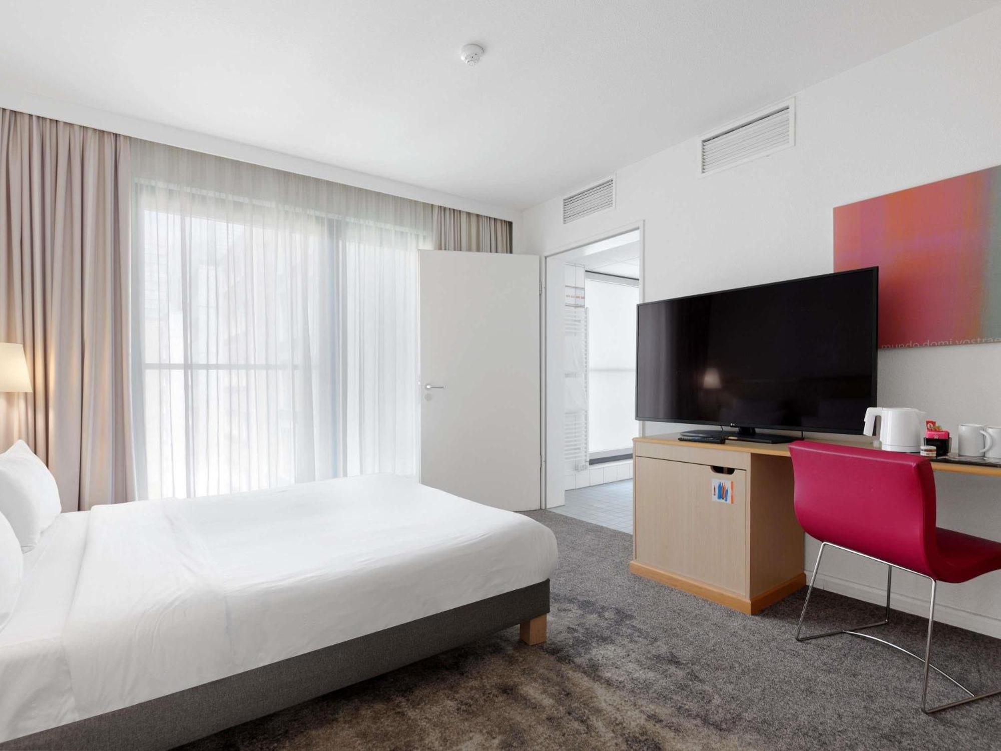 Standard Queen Room Accessible
