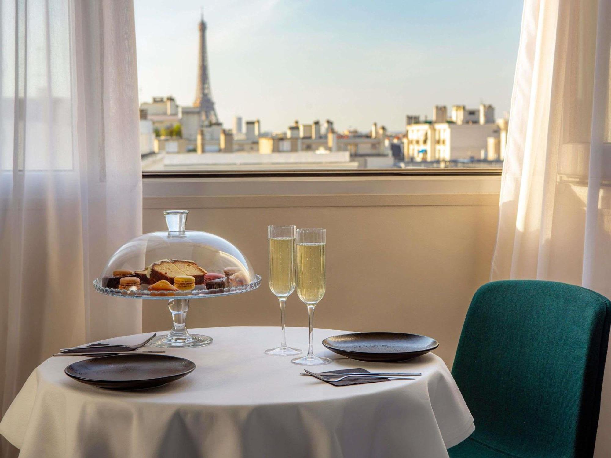 JUNIOR Suite EIFFEL TOWER View One DBL KING-SIZ E Bed Sofa Bed Two PPL
