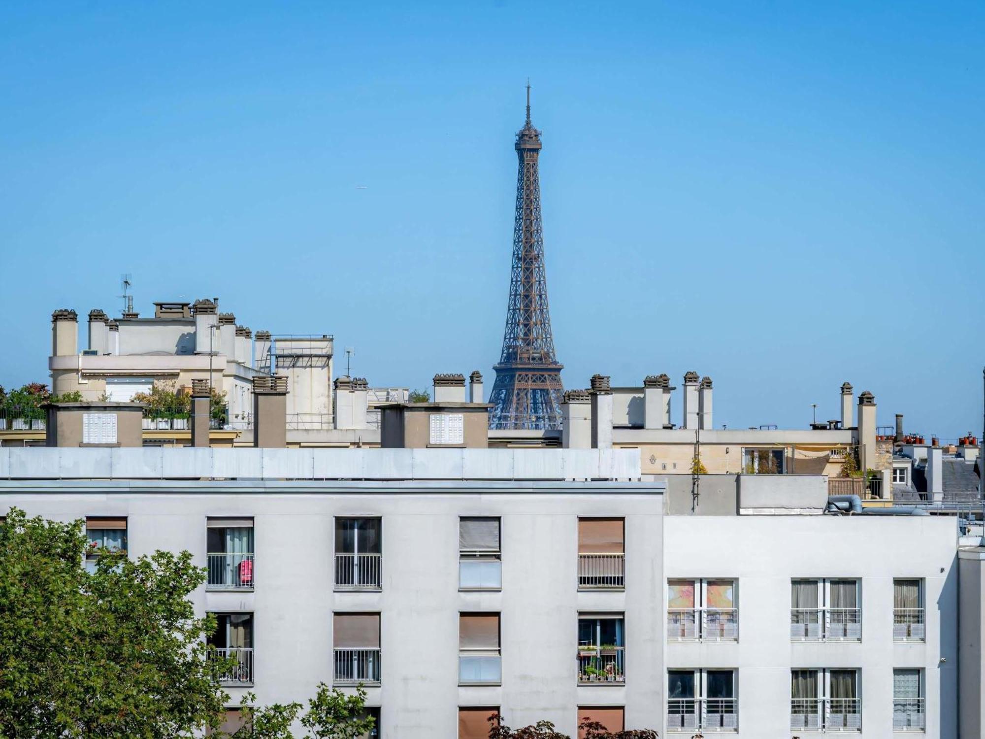JUNIOR Suite EIFFEL TOWER View One DBL KING-SIZ E Bed Sofa Bed Two PPL