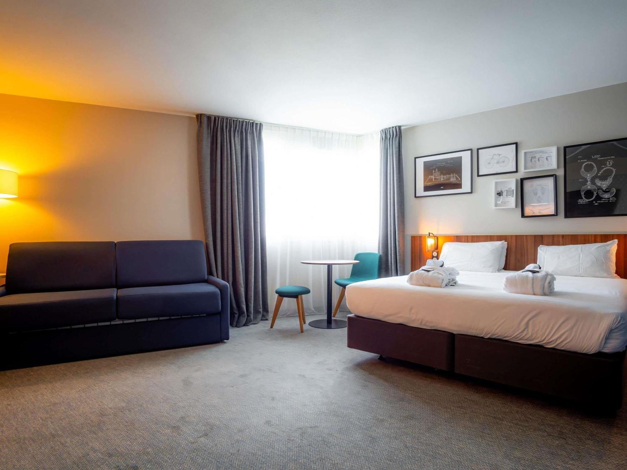 JUNIOR Suite EIFFEL TOWER View One DBL KING-SIZ E Bed Sofa Bed Two PPL