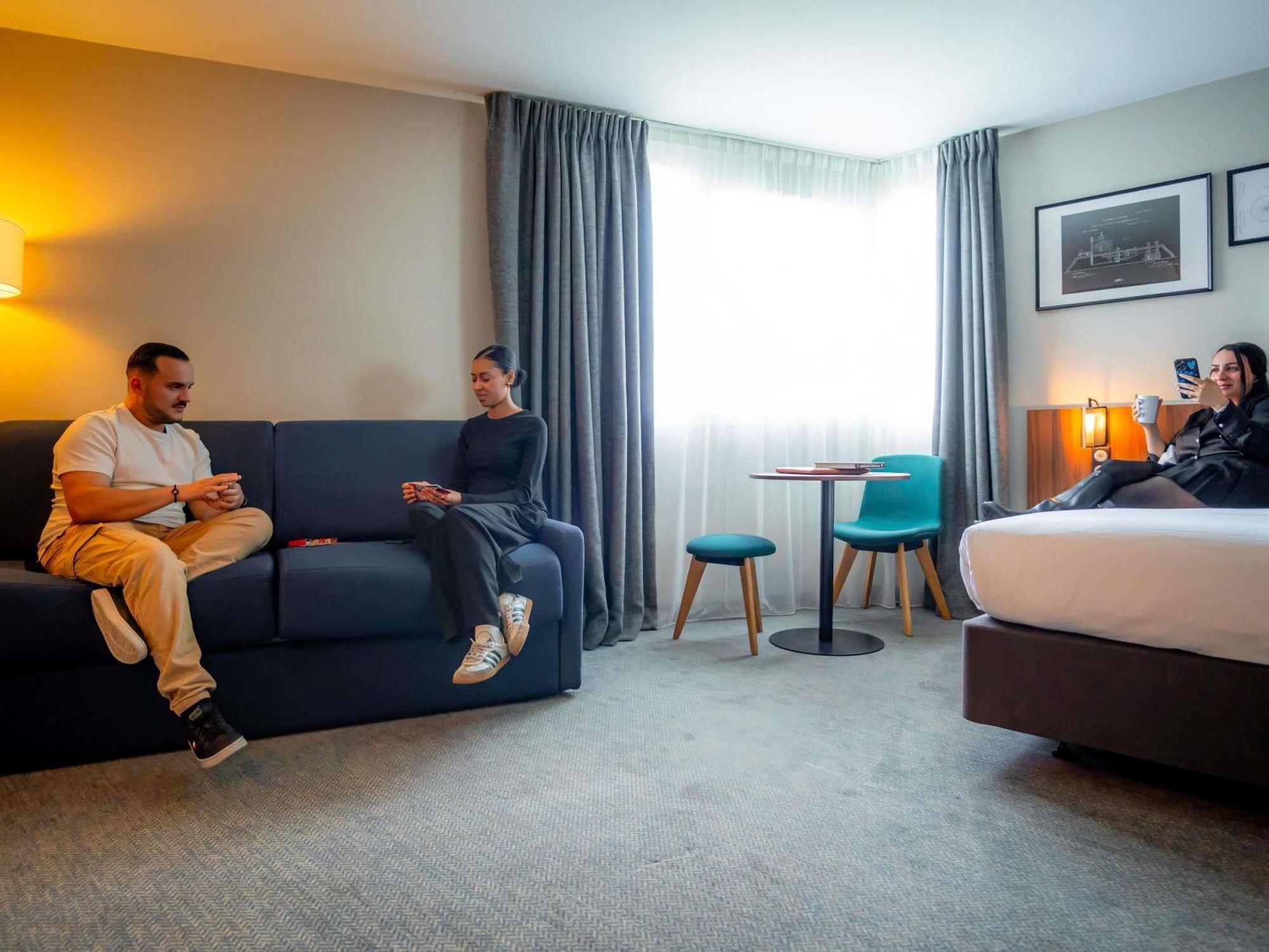 JUNIOR Suite EIFFEL TOWER View One DBL KING-SIZ E Bed Sofa Bed Two PPL