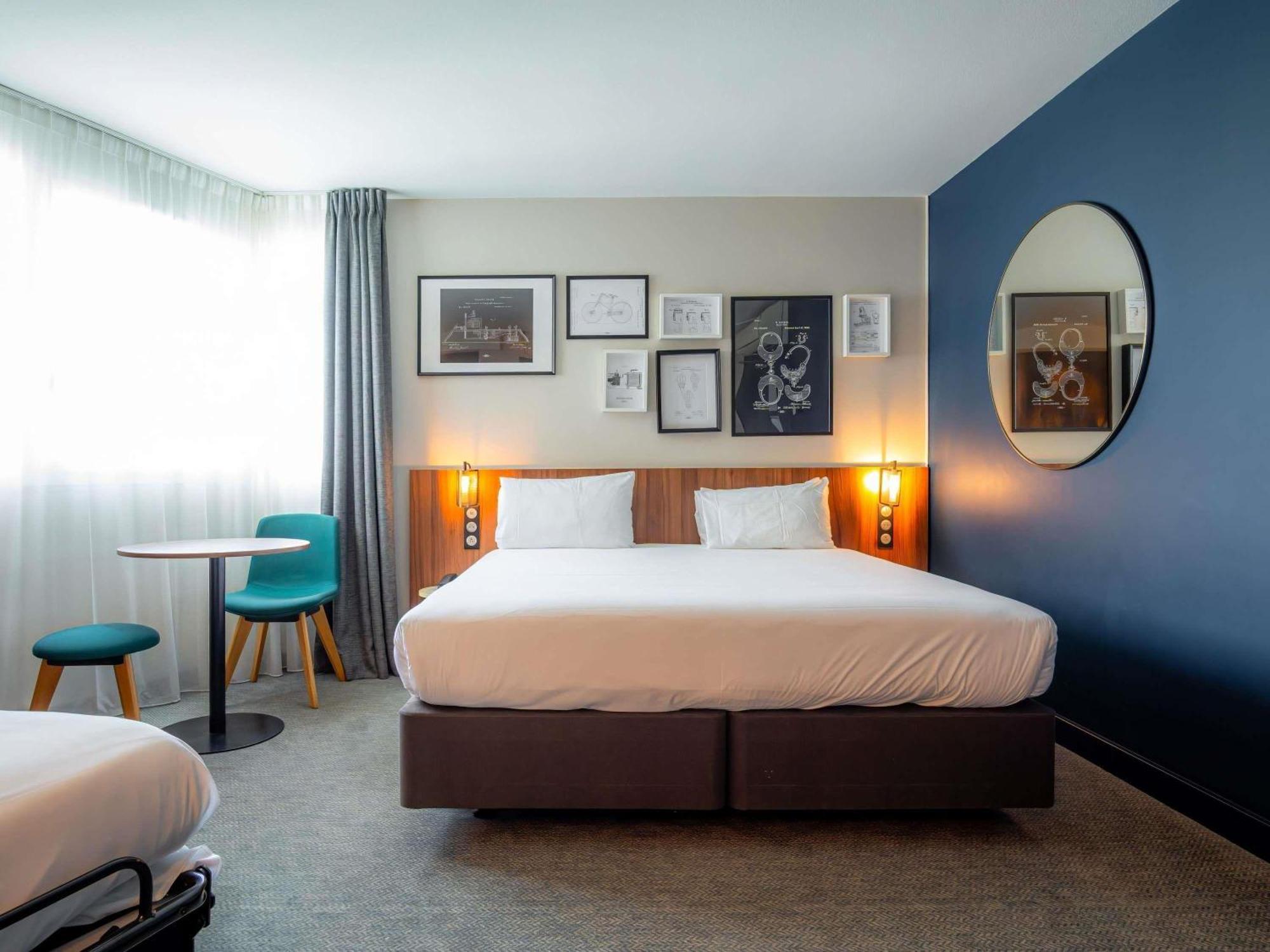 JUNIOR Suite EIFFEL TOWER View One DBL KING-SIZ E Bed Sofa Bed Two PPL