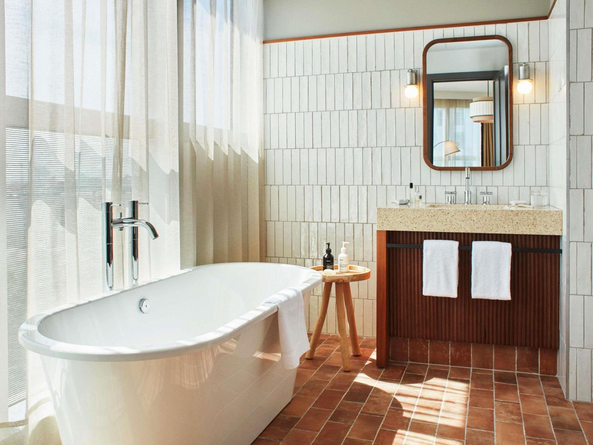 Roomy Tub