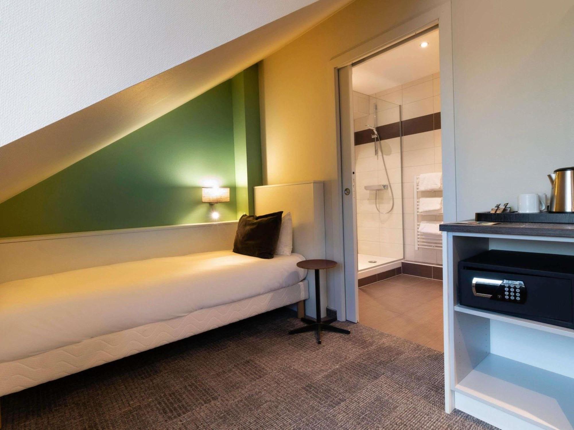POP Room One Double Bed One Single Bed