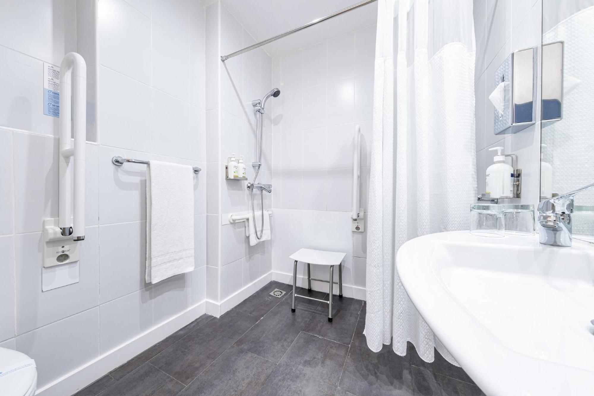 Standard Queen Room Accessible