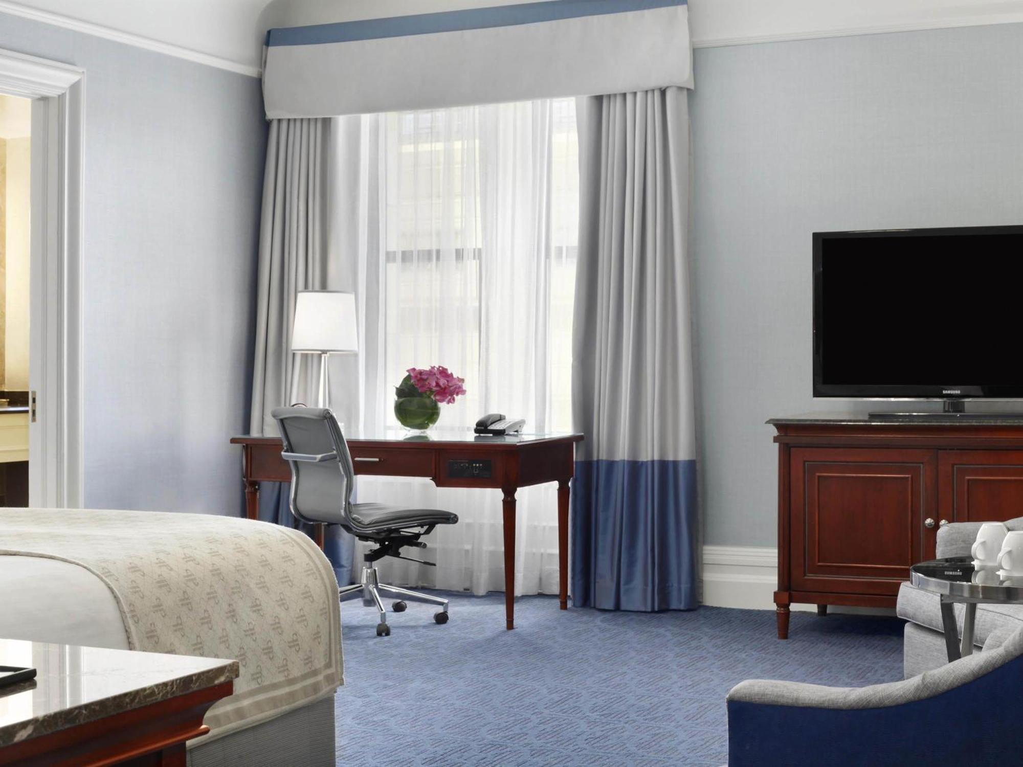 Deluxe king bed room