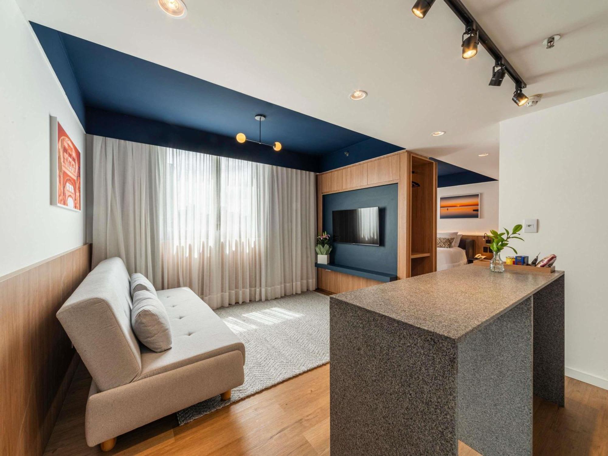Executive Room a Queen Bed a Sofa