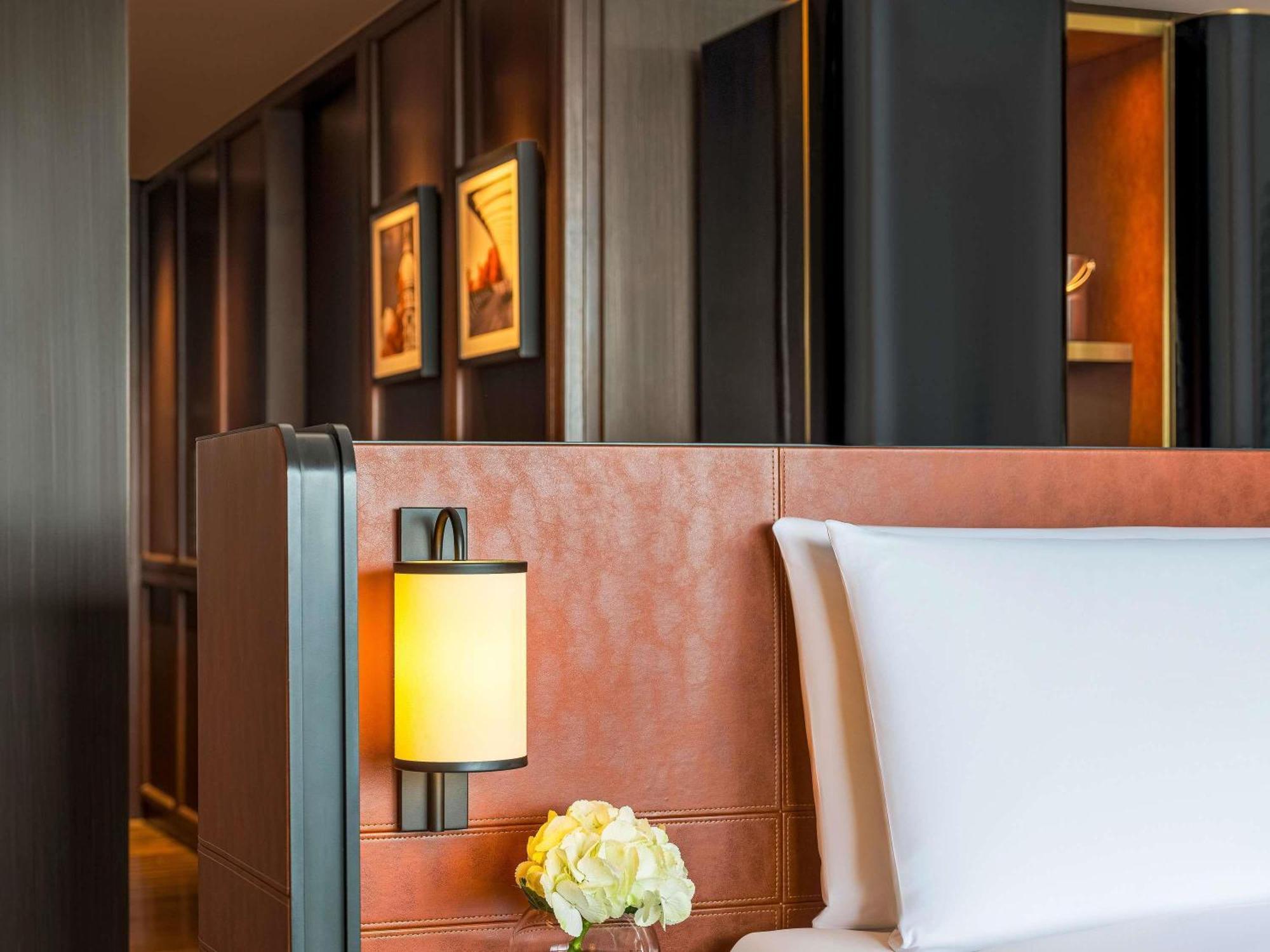 Deluxe 1 King Balcony