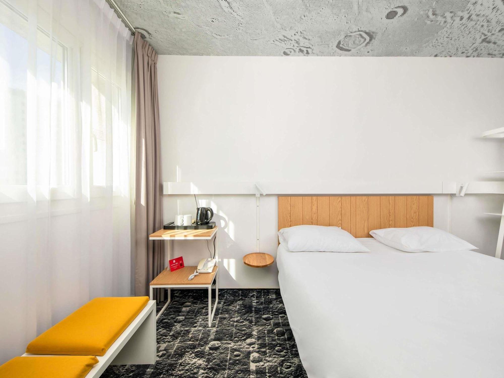 Agora Queen Room