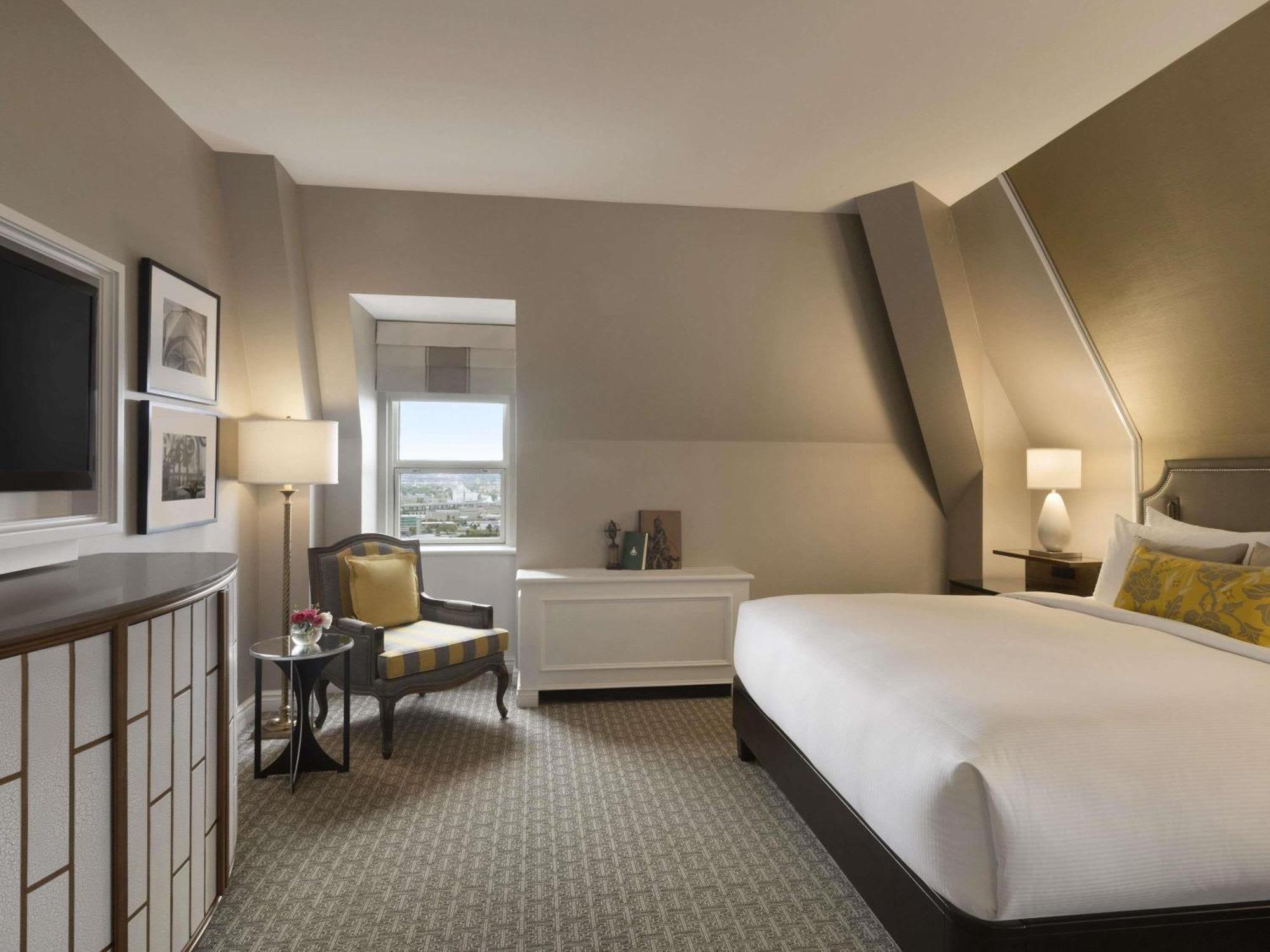 Deluxe Queen Room City View