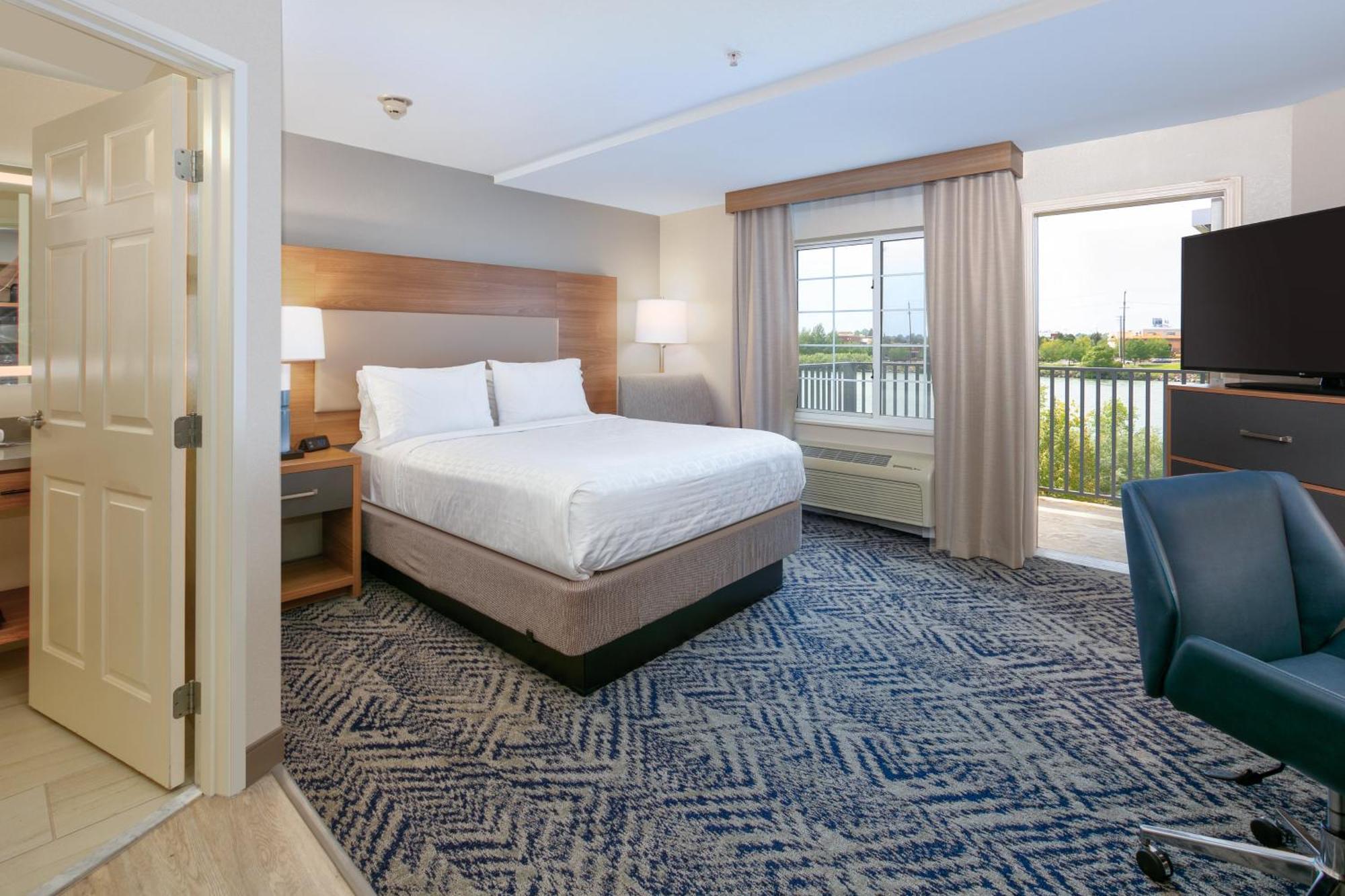 One Queen Bed Balcony Studio Suite Non-Smoking