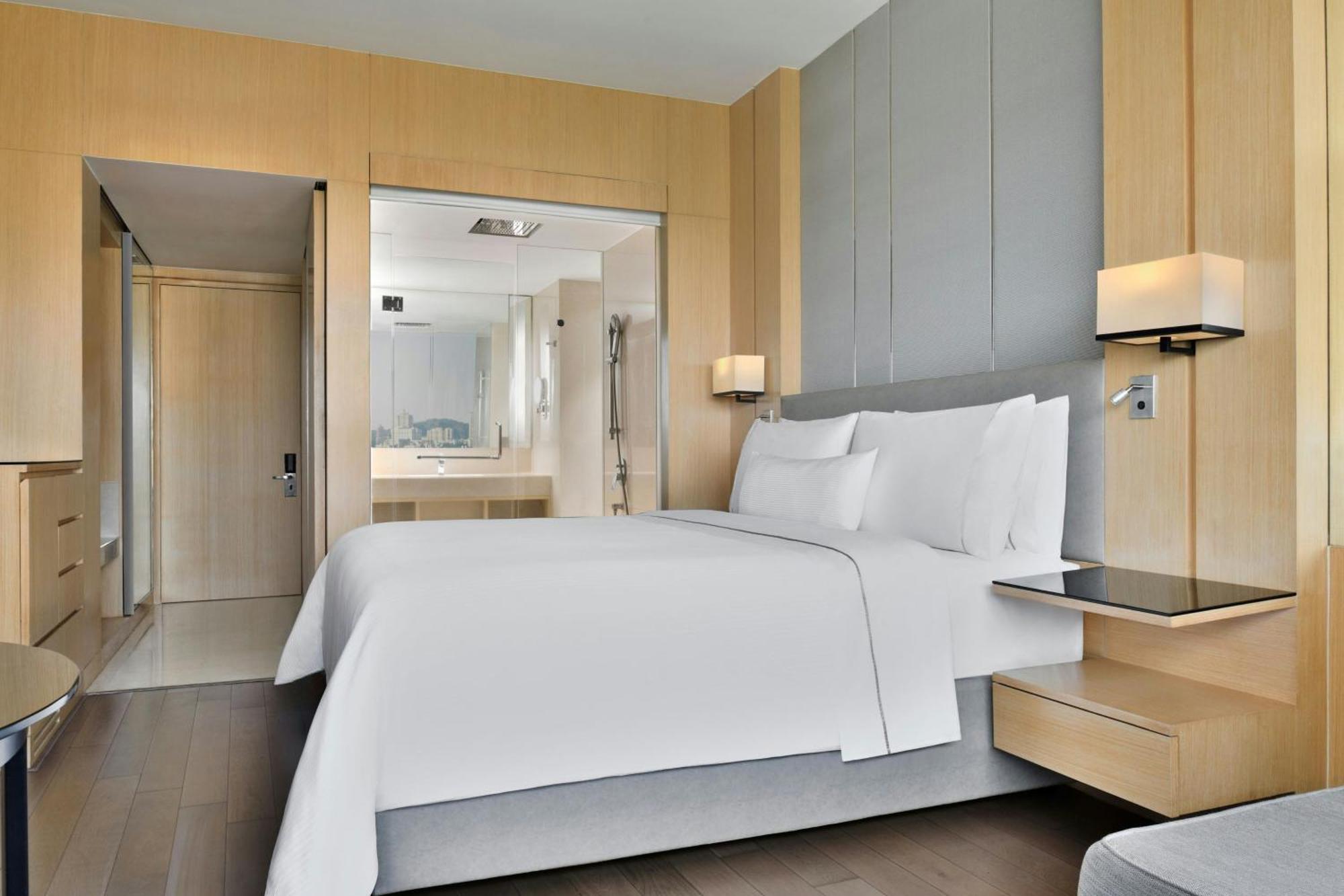 Guest Room 1 King Hill View Curated high-tea experience & enjoy on F&B Spa