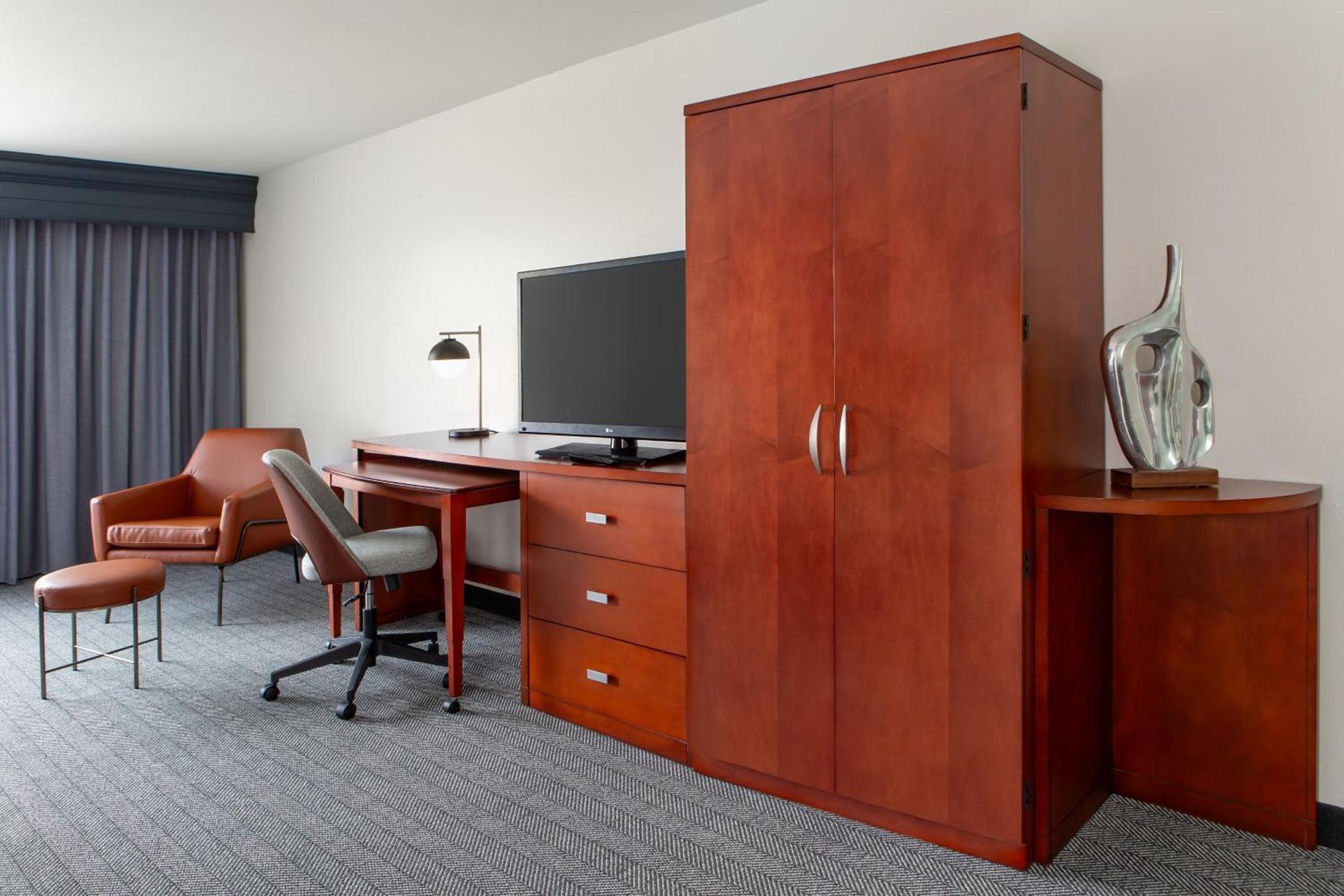 Room Two Specialty Beds Bathtub Mobility Access or Hearing Accessible