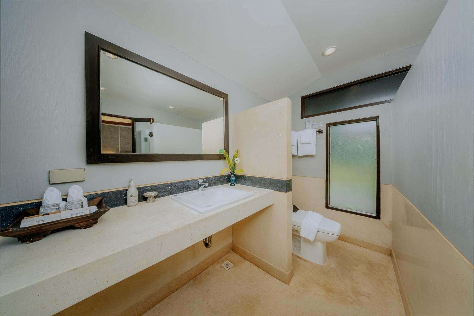 One-Bedroom Cottage Spa Bath