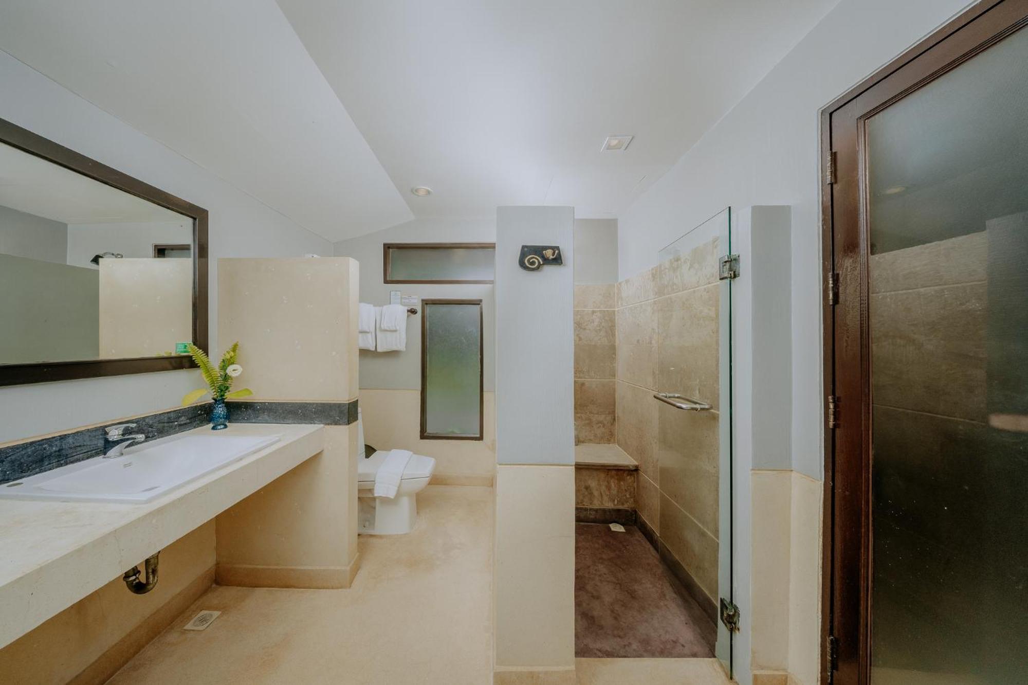 One-Bedroom Cottage Spa Bath