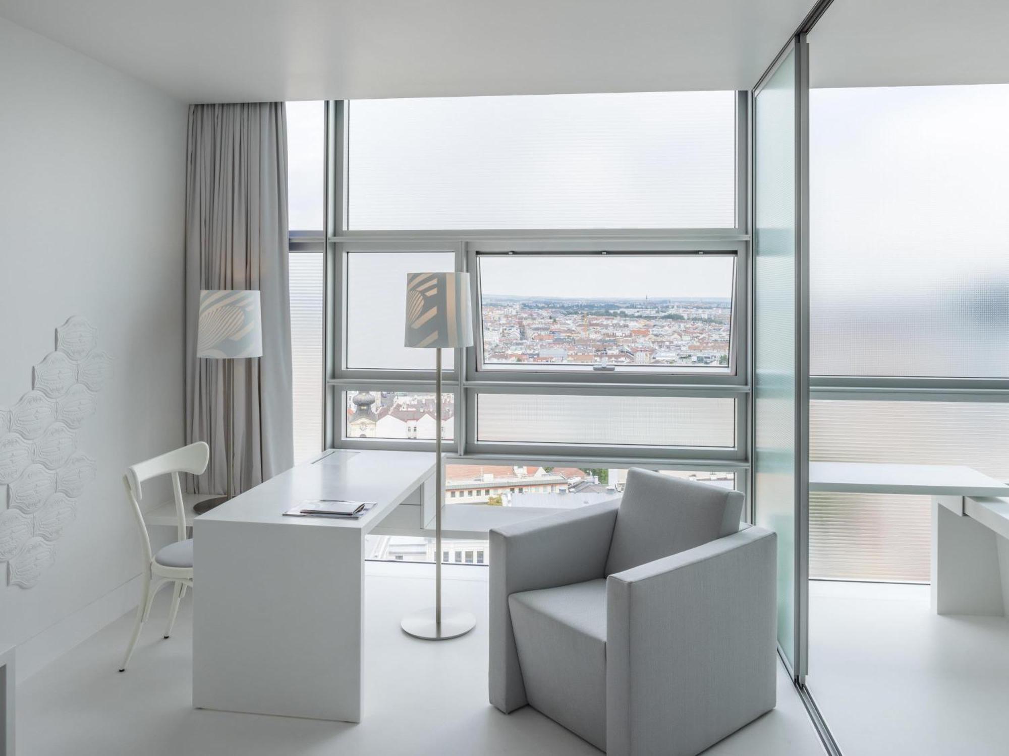 Superior – Ferris Wheel View upper floors queen-size bed