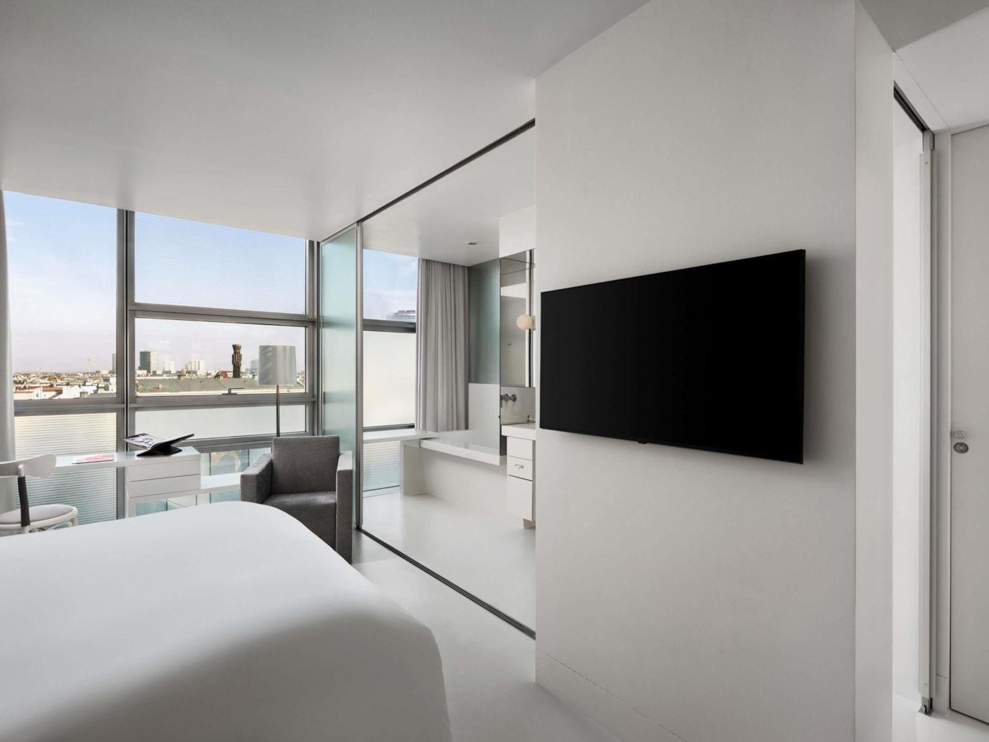 Classic – Ferris Wheel View lower floors queen-size bed