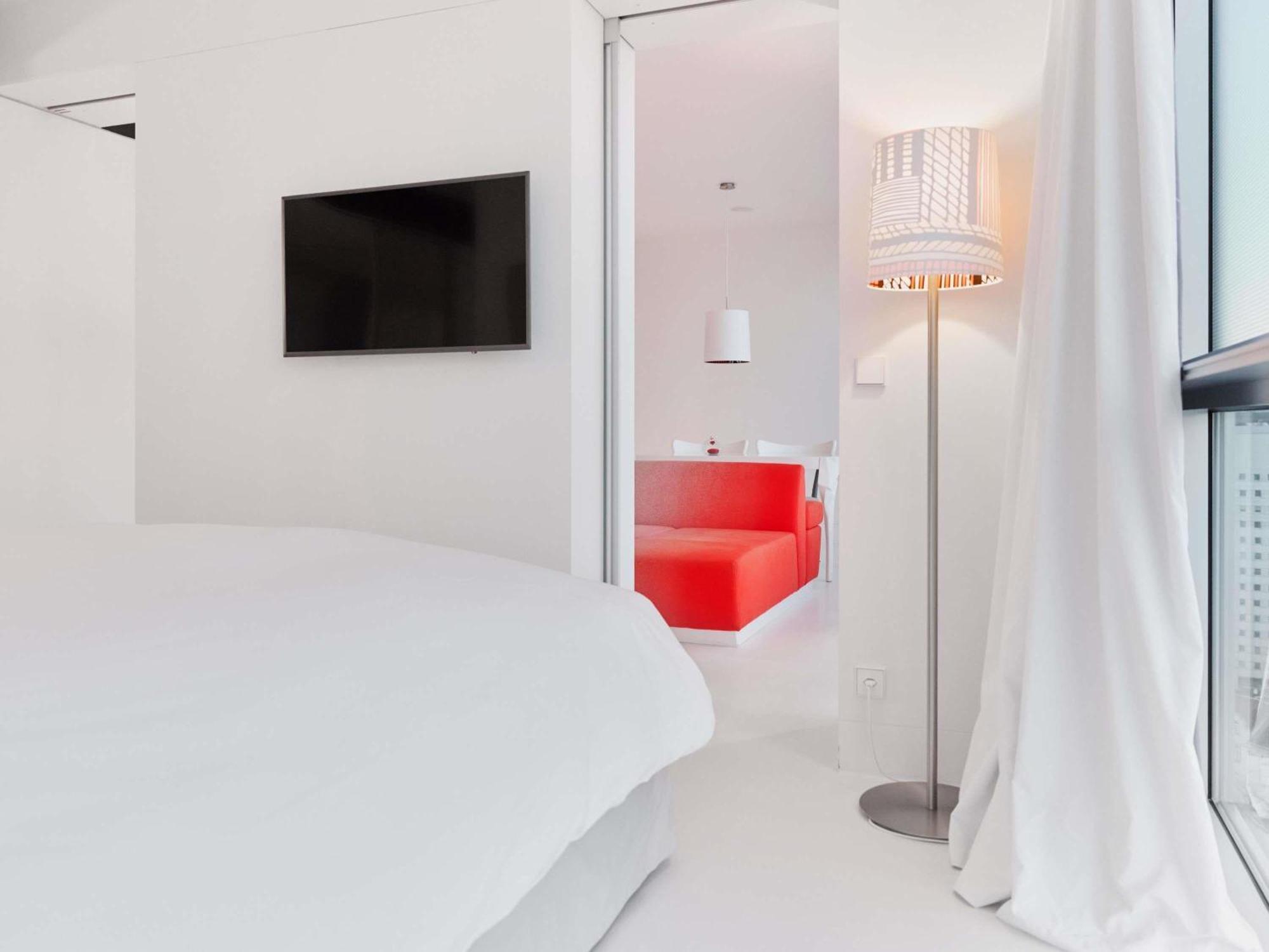 Junior Suite – Ferris Wheel View king bed