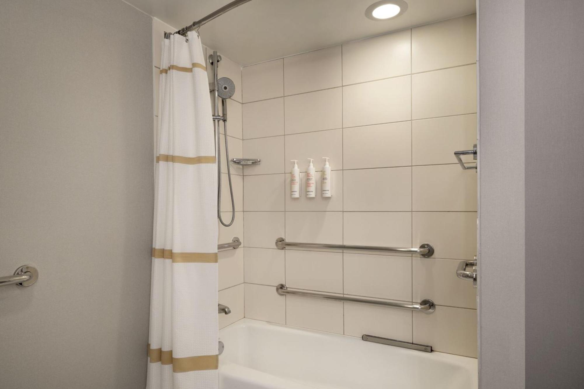 Deluxe Queen Room Two Queen Beds Hearing Accessible