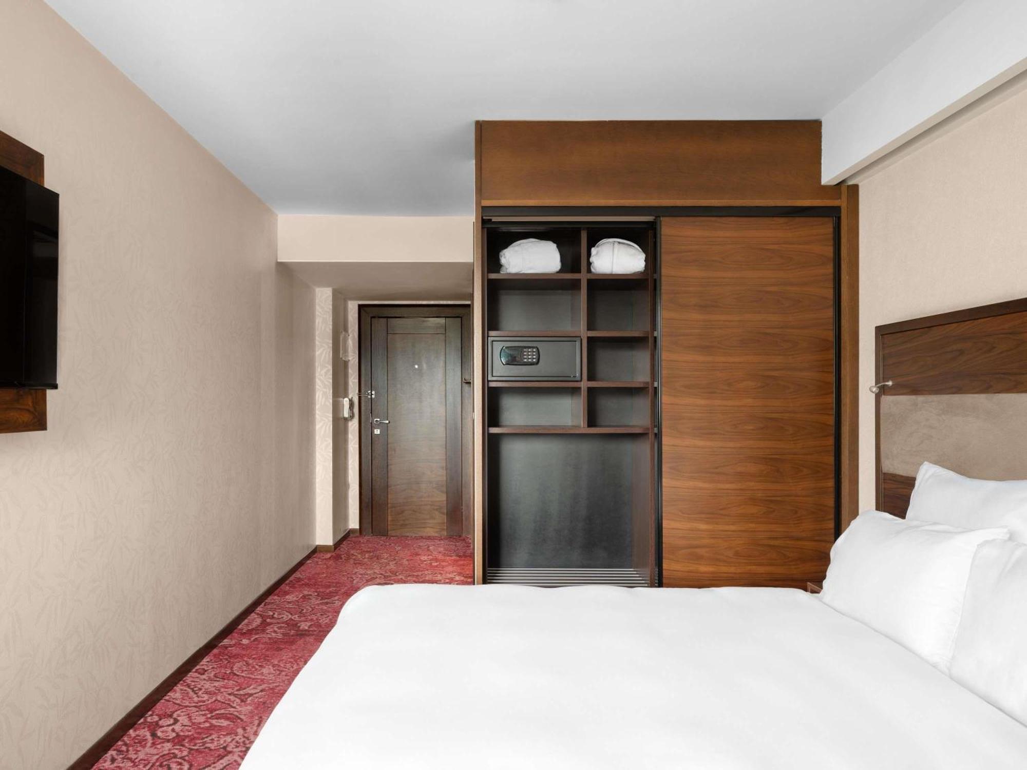 Superior Double Room King Bed