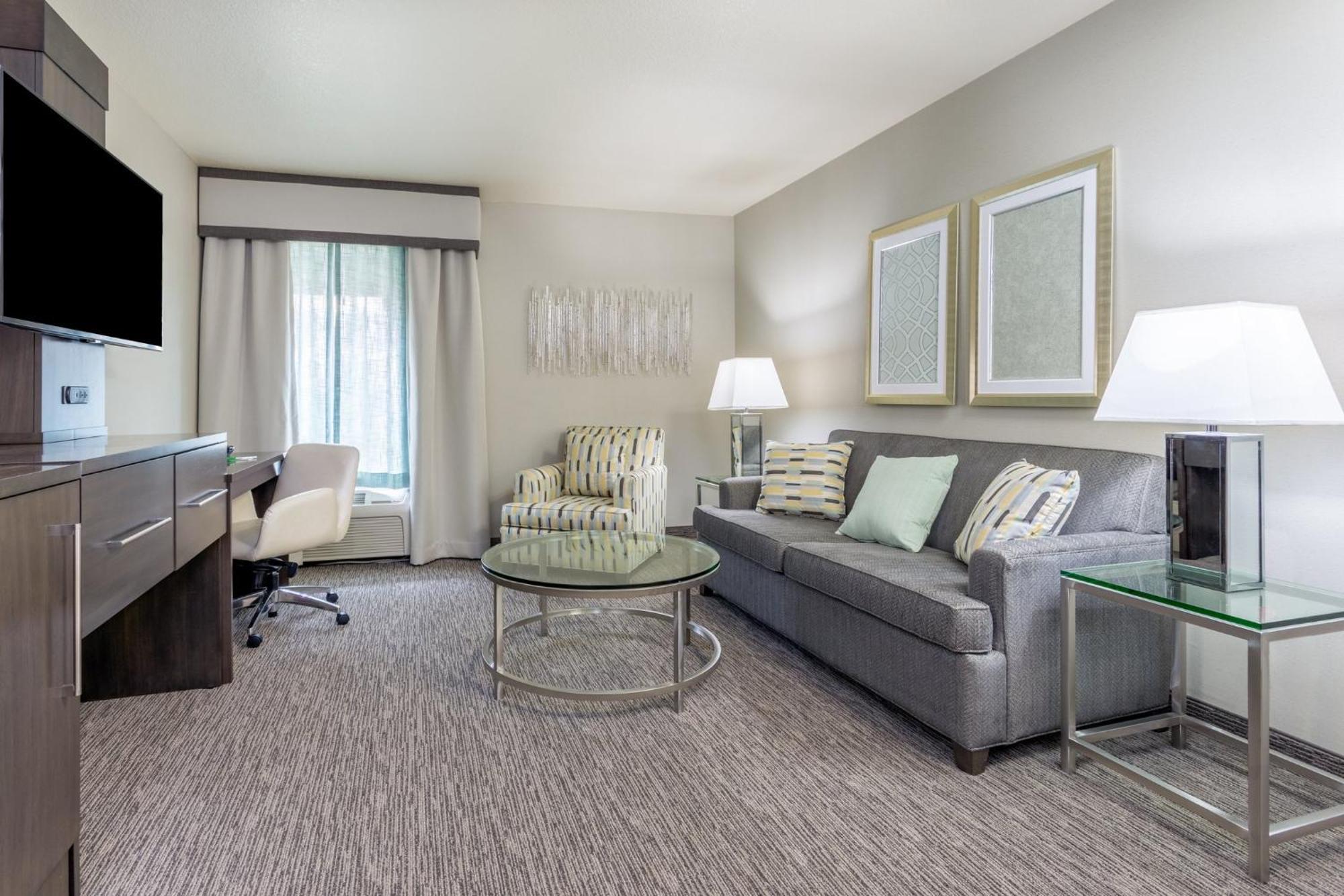 One-Bedroom Suite - Communications/Mobility Accessible with Tub