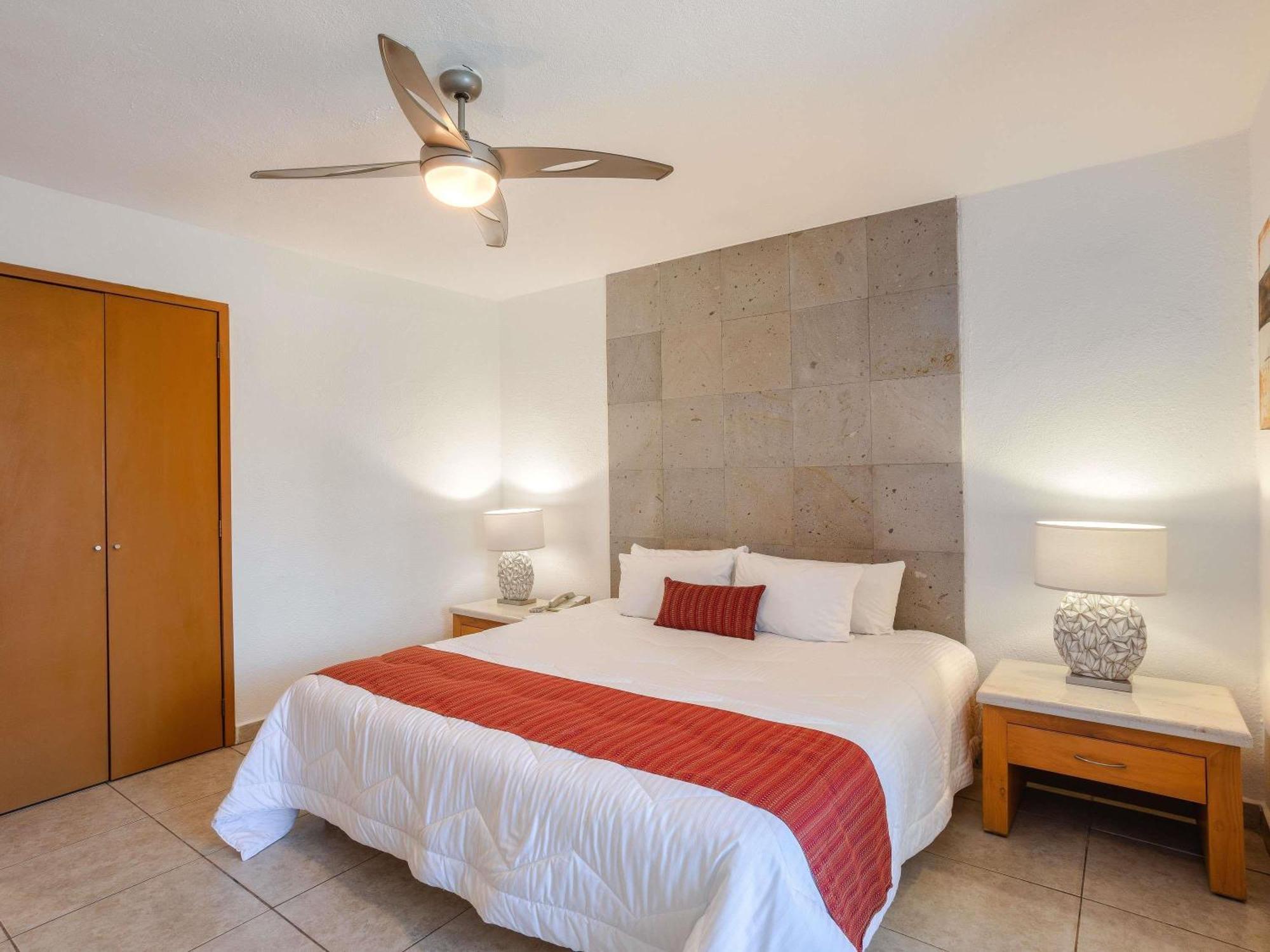 One-Bedroom King Suite Sofa Bed Balcony or Terrace Two Bathrooms
