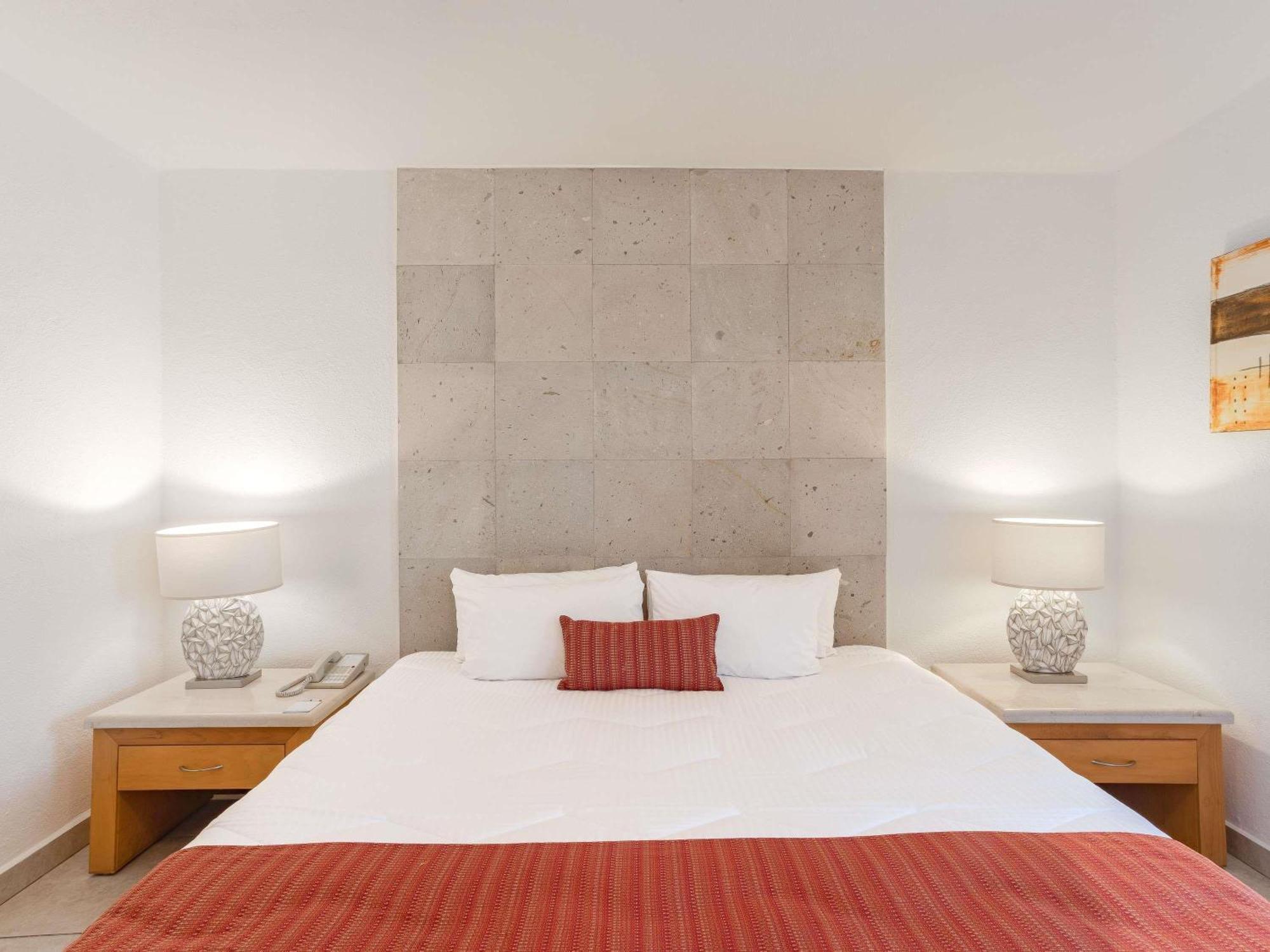 One-Bedroom King Suite Sofa Bed Balcony or Terrace Two Bathrooms
