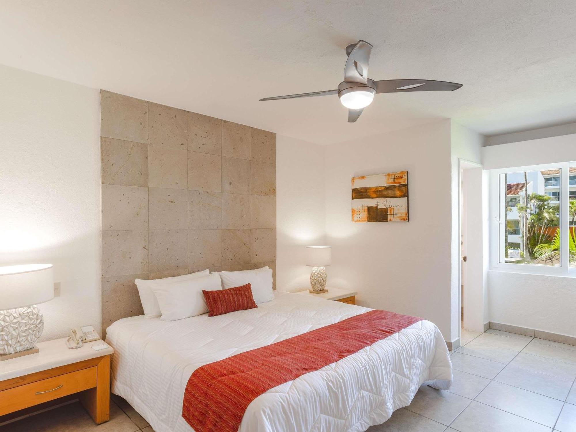 One-Bedroom King Suite Sofa Bed Balcony or Terrace Two Bathrooms