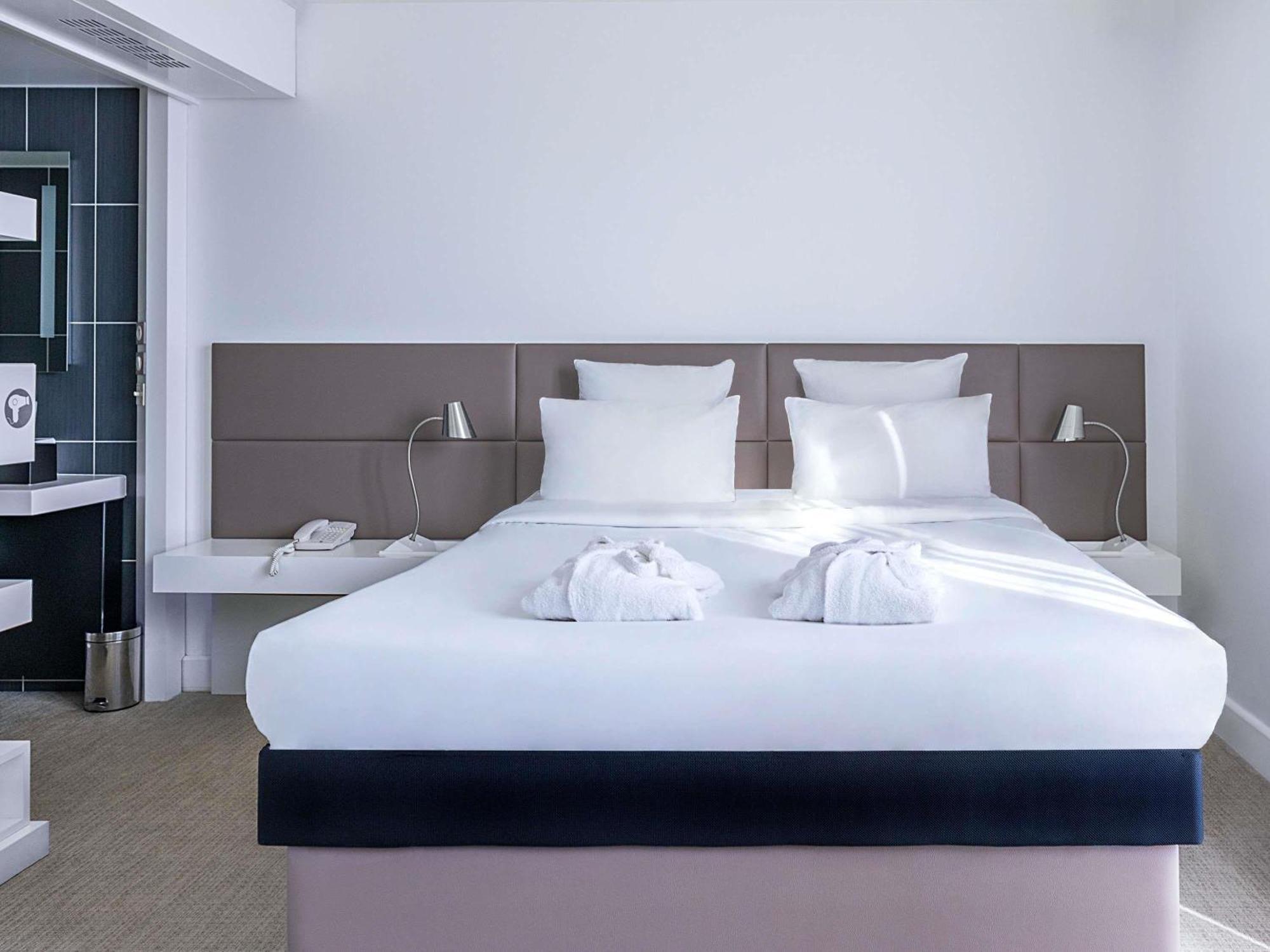 Executive Room Double Bed Sofa