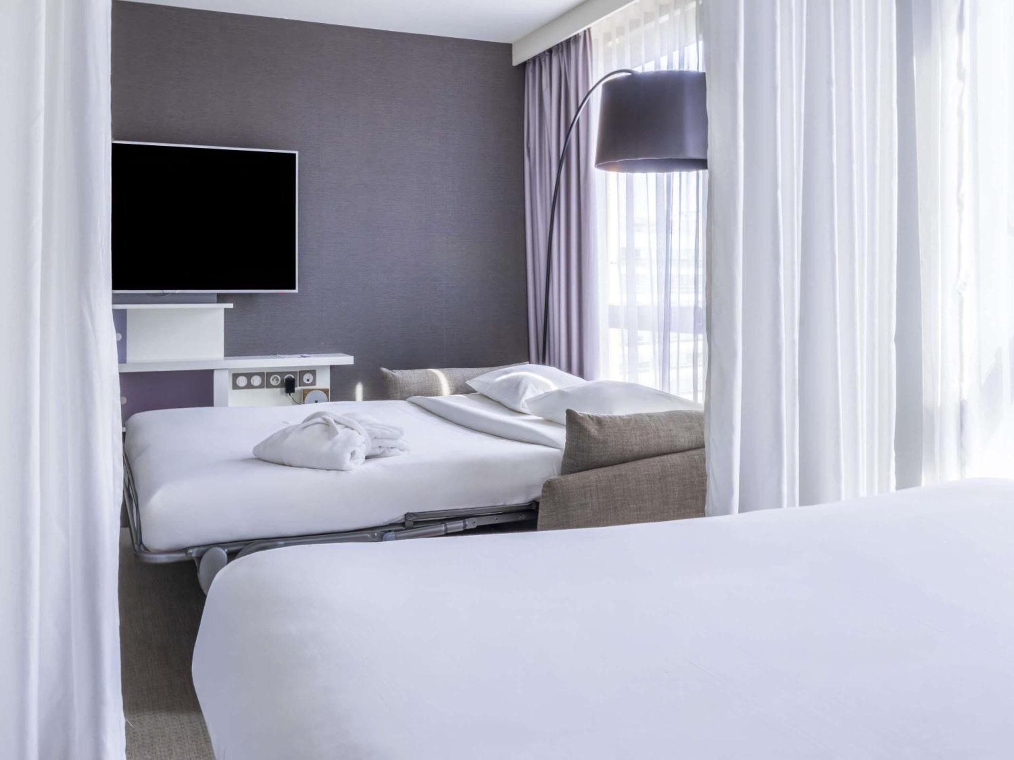 Executive Room Double Bed Sofa