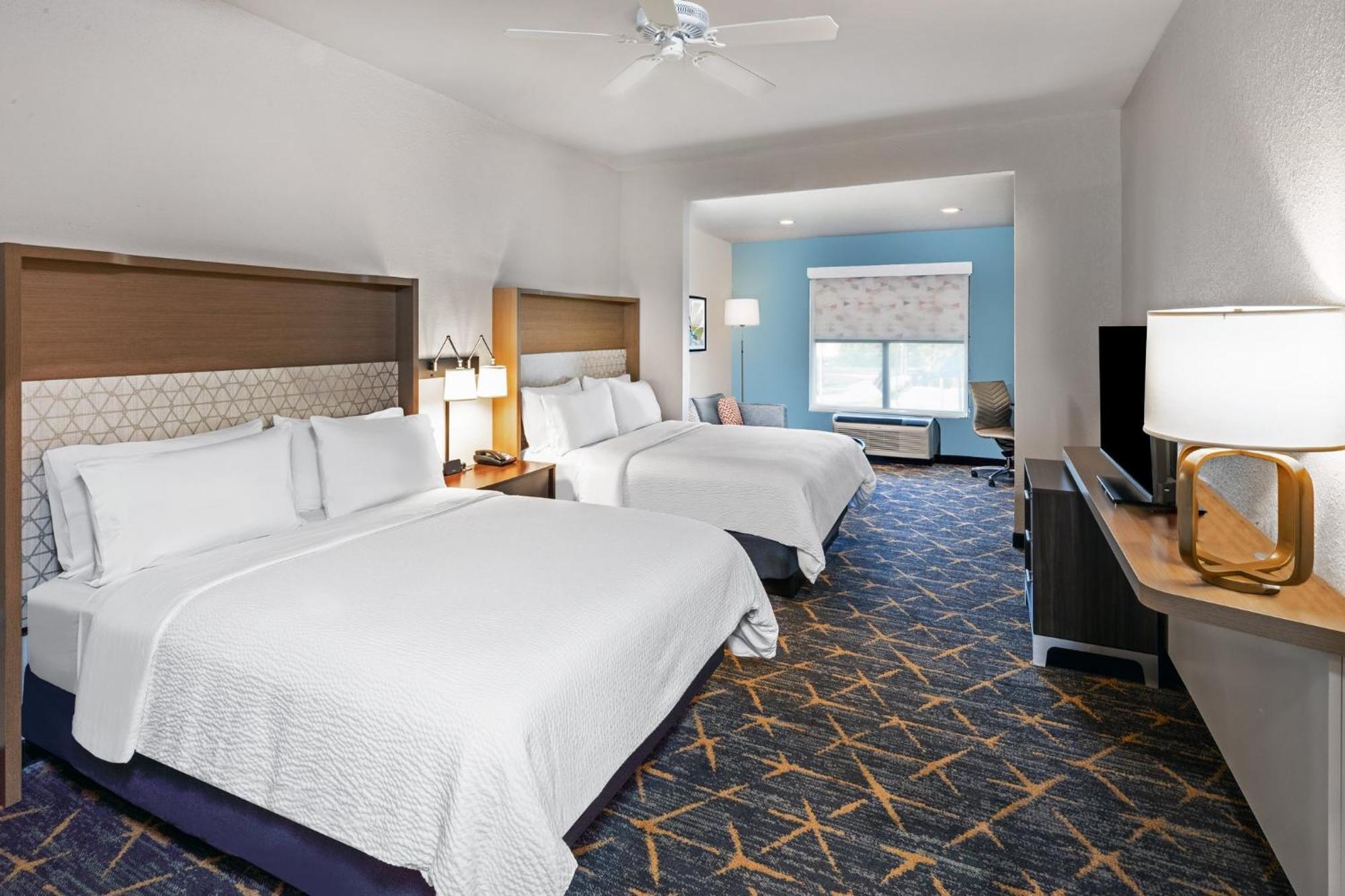 Queen Suite Two Queen Beds
