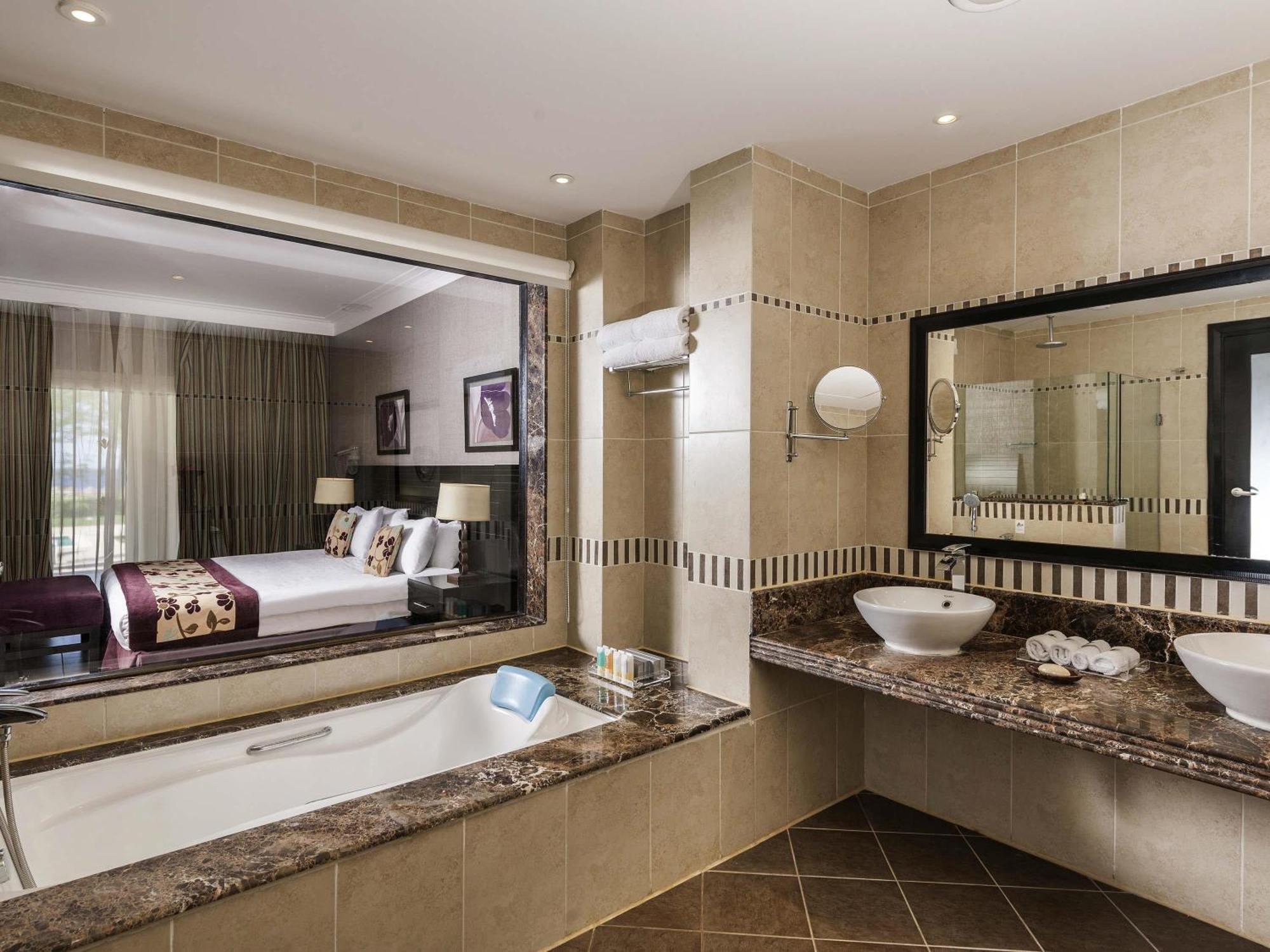 Swim-Up Suite