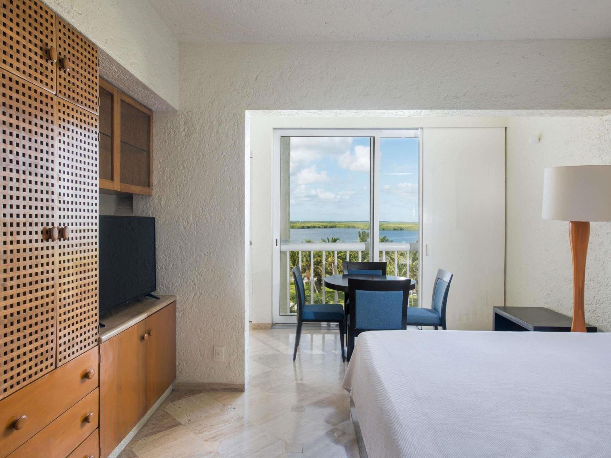 Two-Bedroom Deluxe King Suite Balcony Jacuzzi Garden View