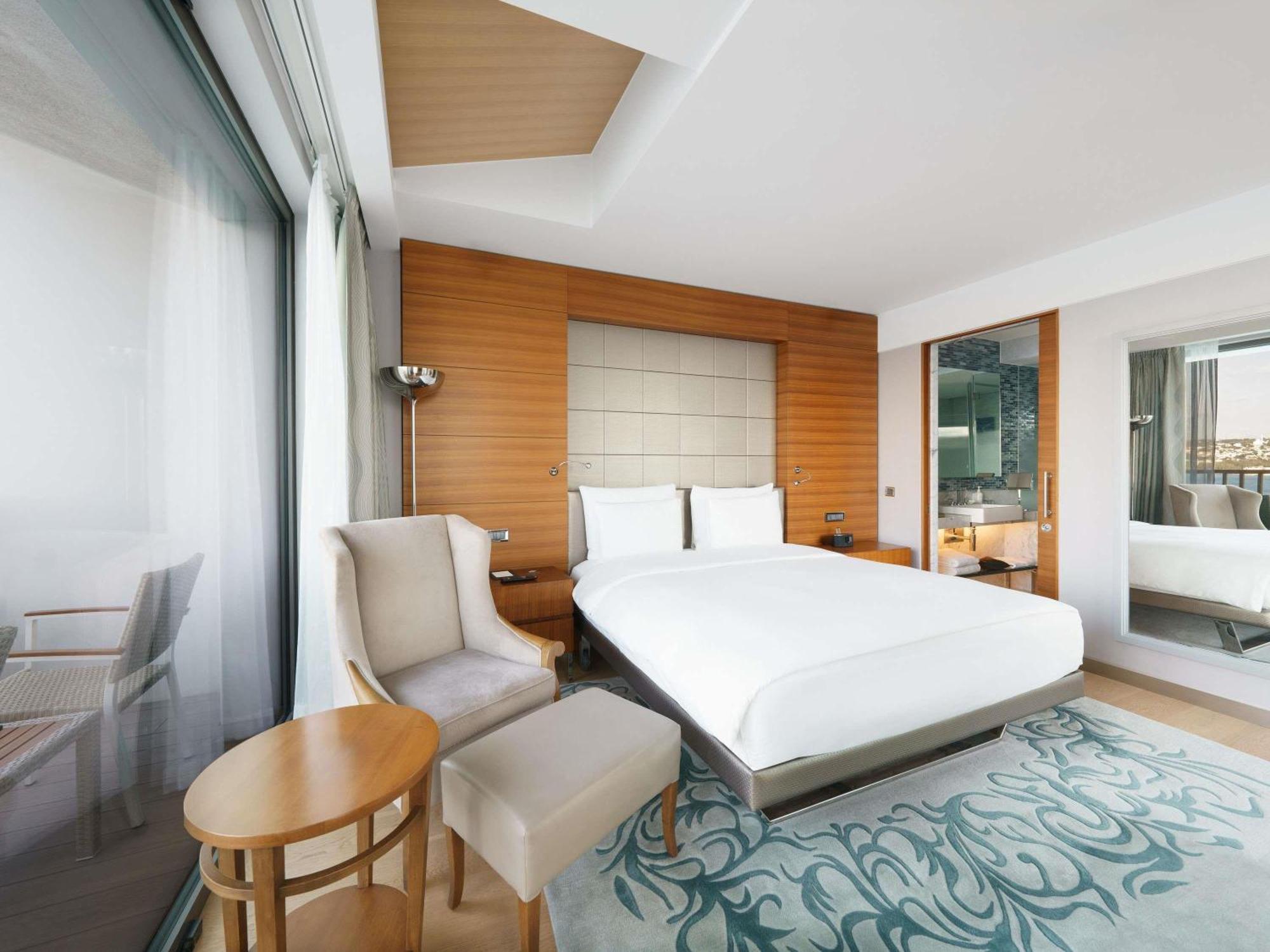 Deluxe King Room Garden View